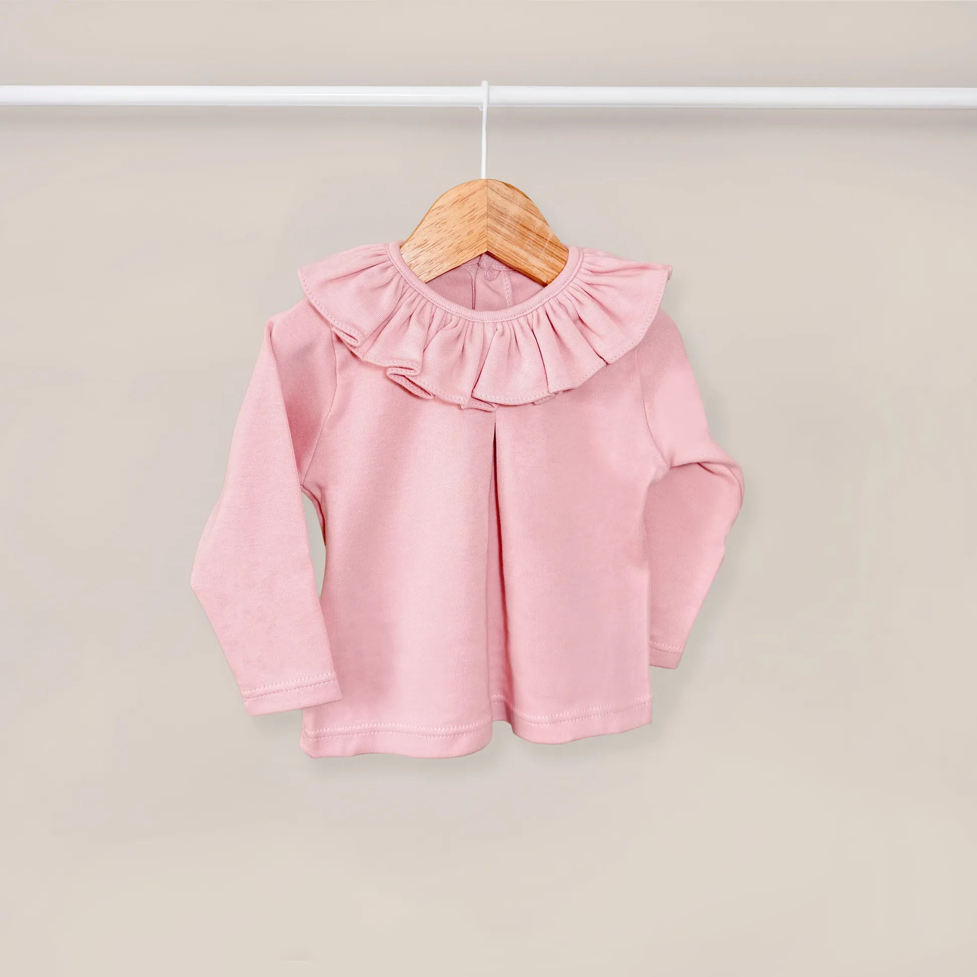 Camisola de menina com folho na gola e prega na frente rosa