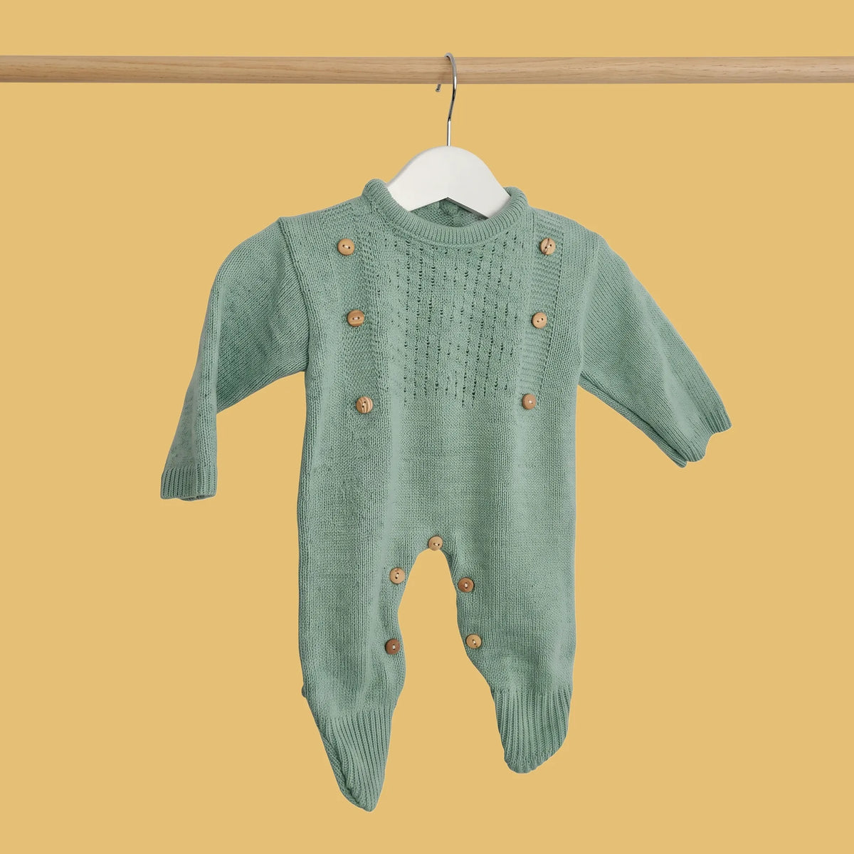 Fatinho do conjunto de fatinho em tricot e gorro com botões de madeira verde