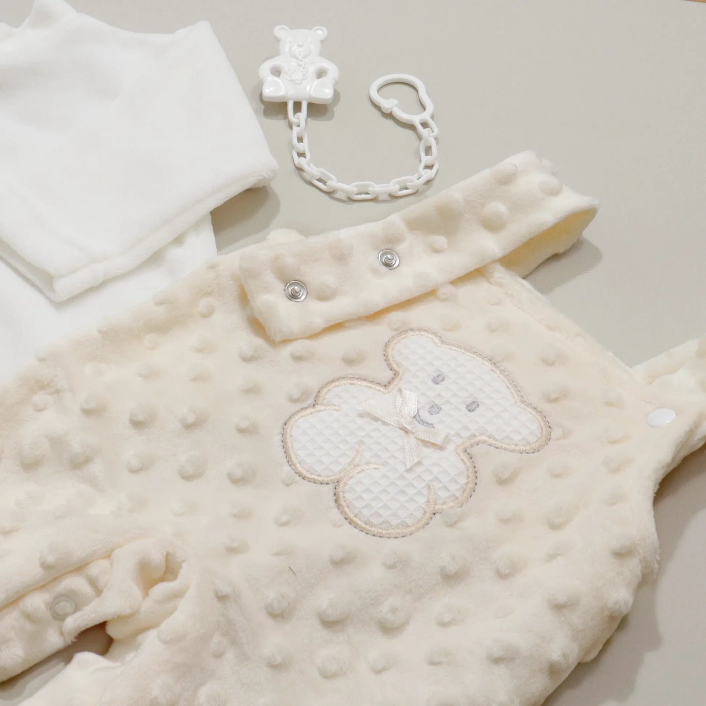 Pormenor de conjunto de jardineiras e camisola cardada com motivo ursinho waffle pérola