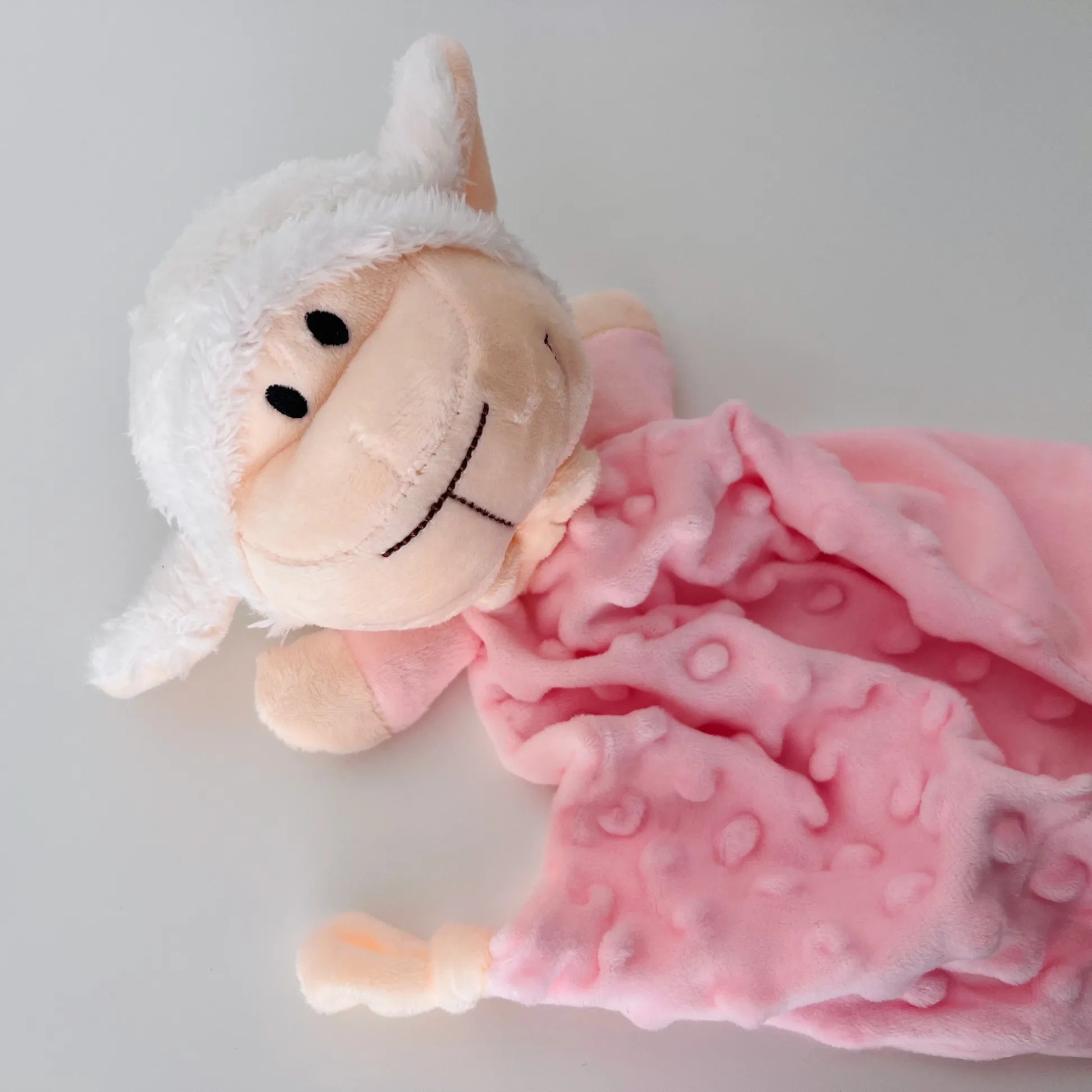 Doudou do conjunto de manta e doudou ovelha com detalhes em relevo rosa