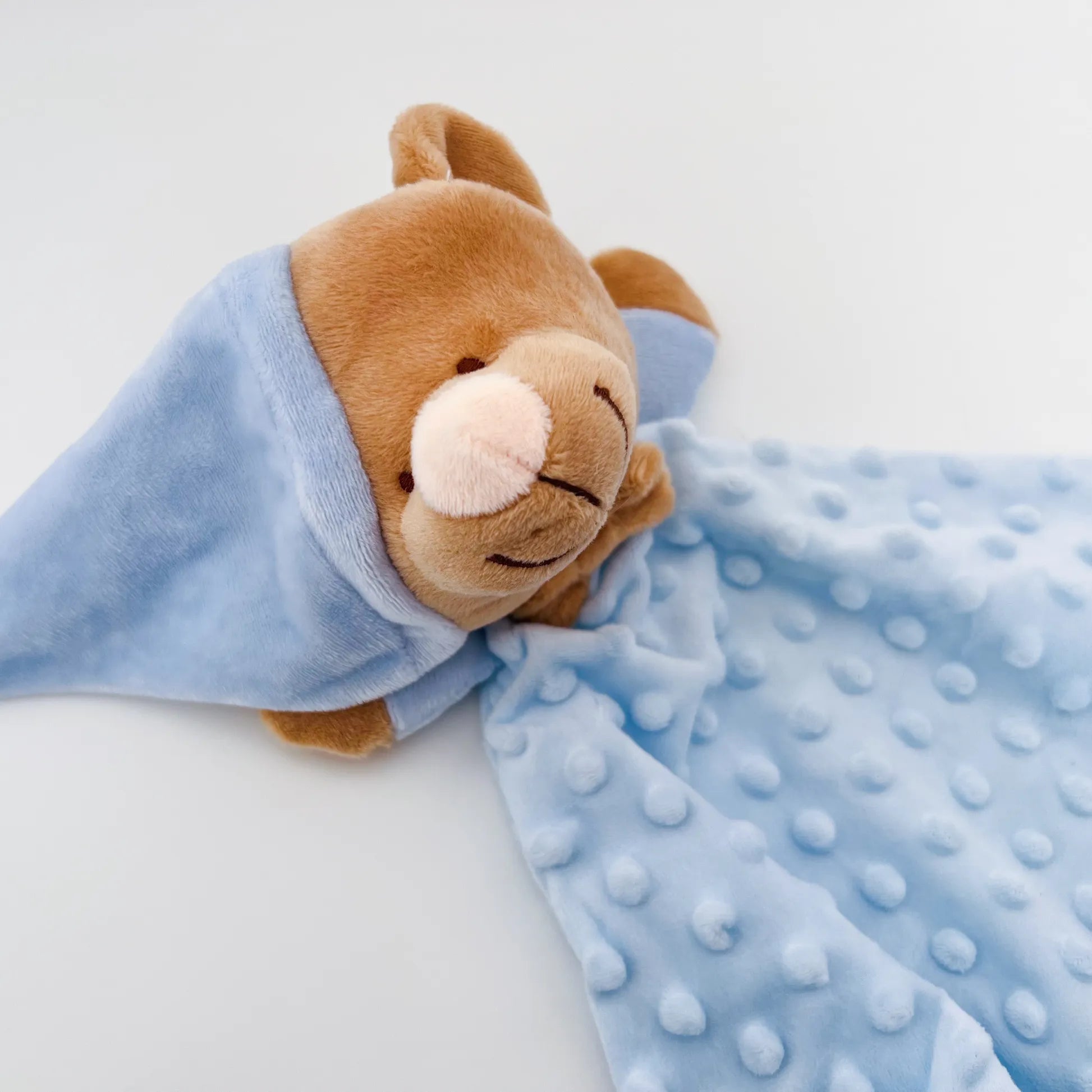 Doudou do conjunto de manta e doudou ursinho com detalhes em relevo azul