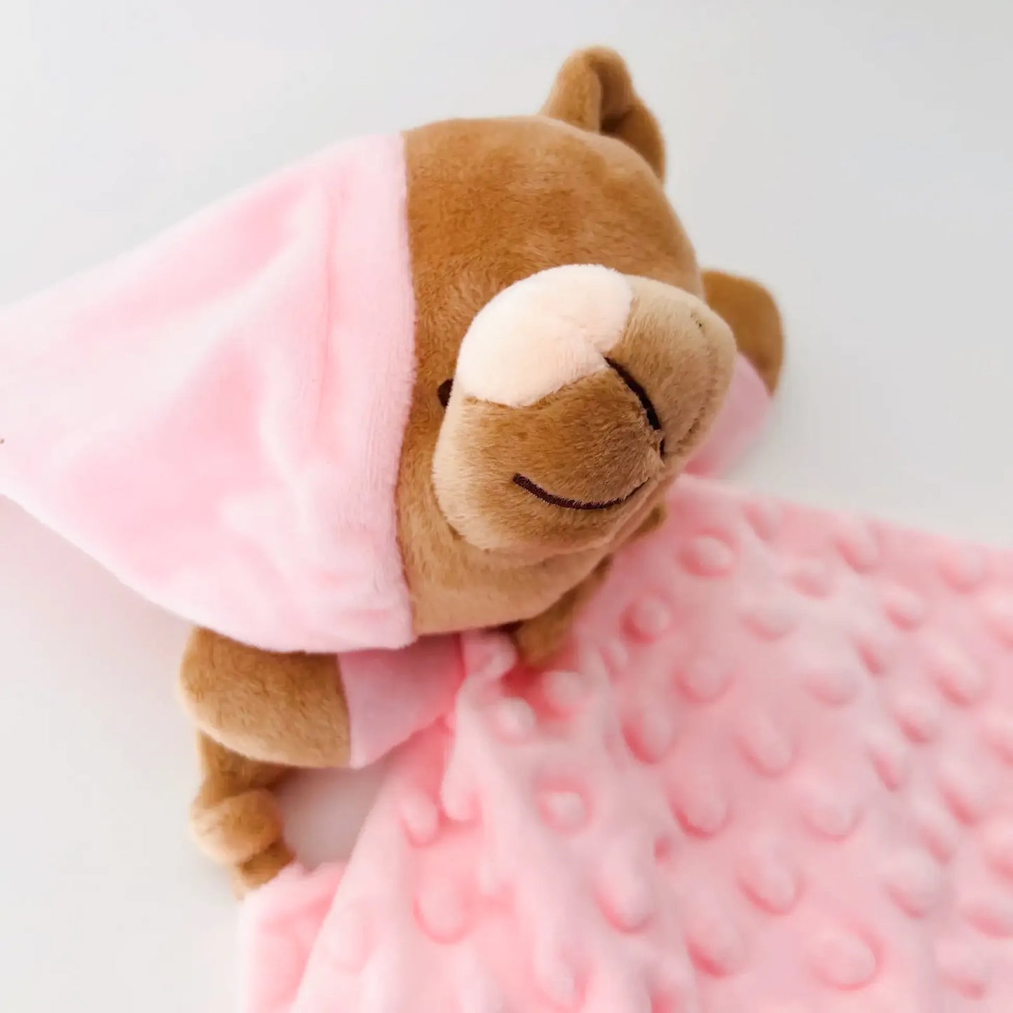 Doudou do conjunto de manta e doudou ursinho com detalhes em relevo rosa