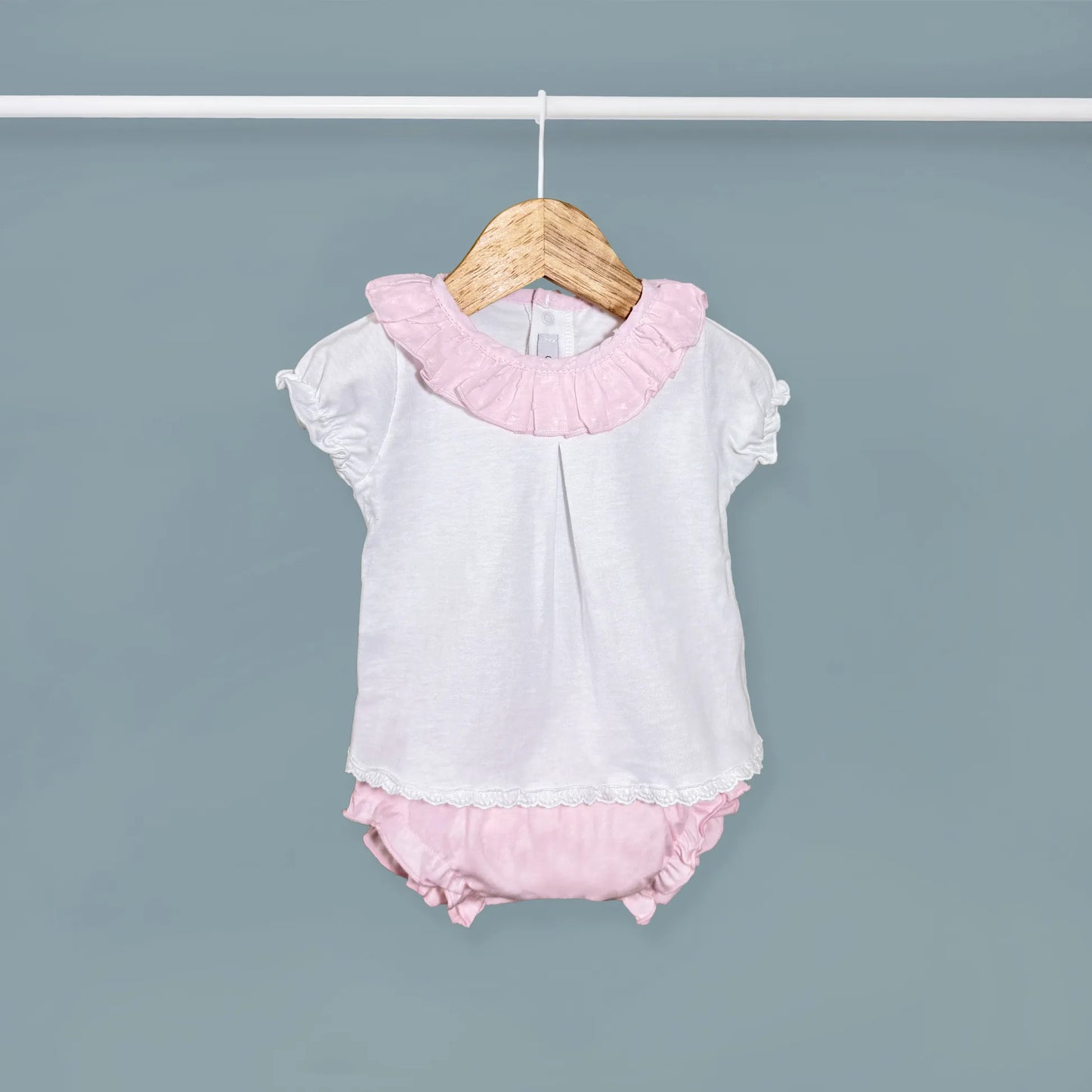 Conjunto de menina de blusa com folho na gola e tapa-fraldas rosa