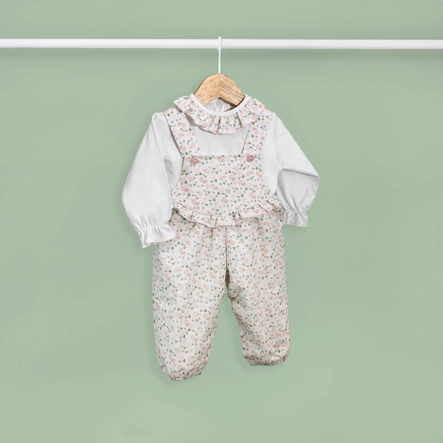 Conjunto de menina de jardineira e camisola com padrão florido