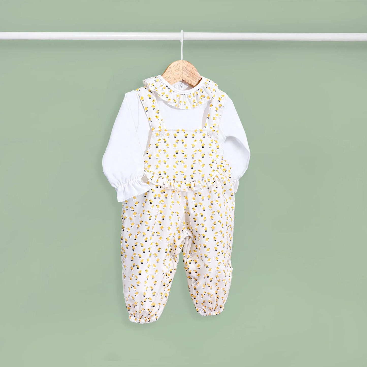 Conjunto de menina de jardineira e camisola com padrão de pintainhos amarelo