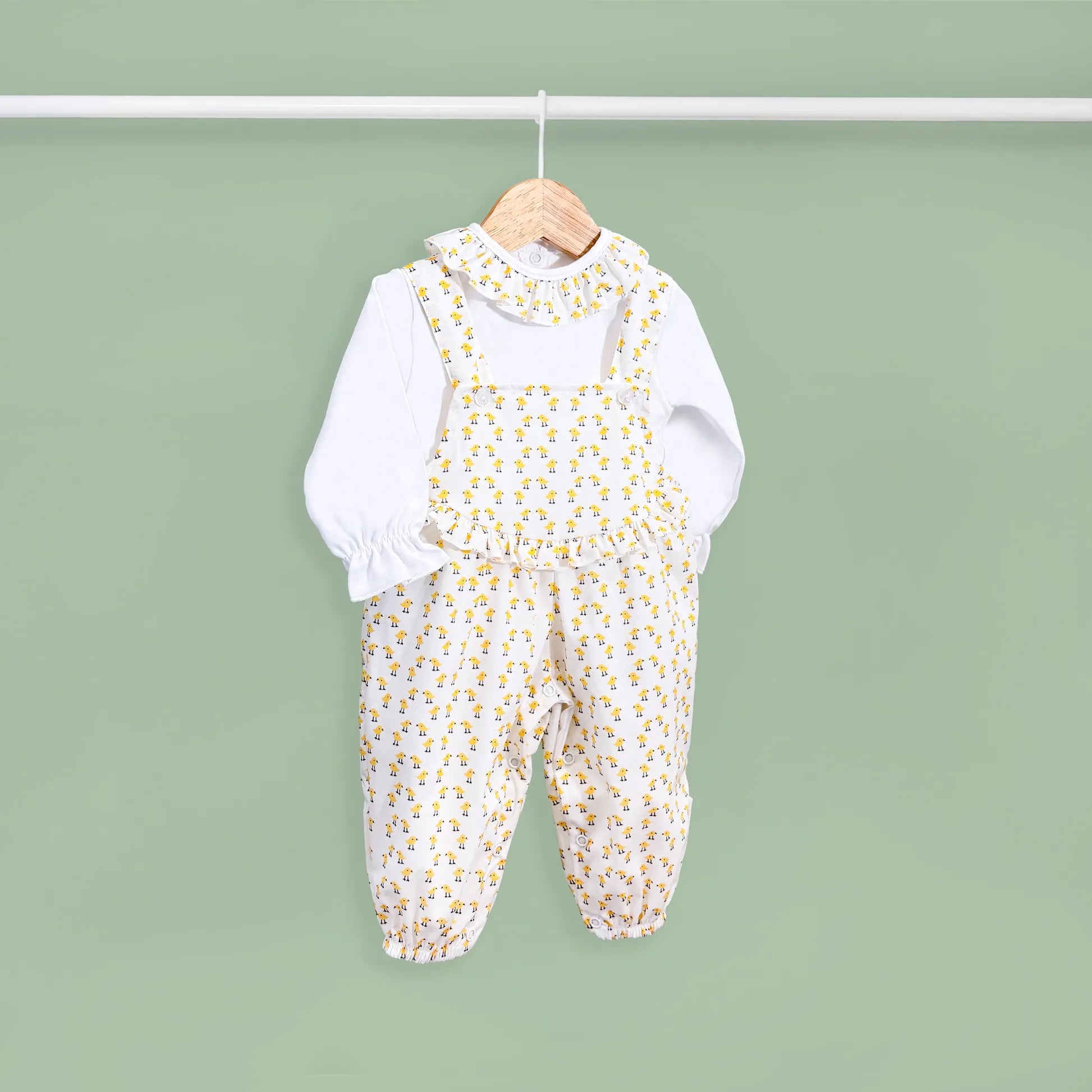 Conjunto de menina de jardineira e camisola com padrão de pintainhos amarelo