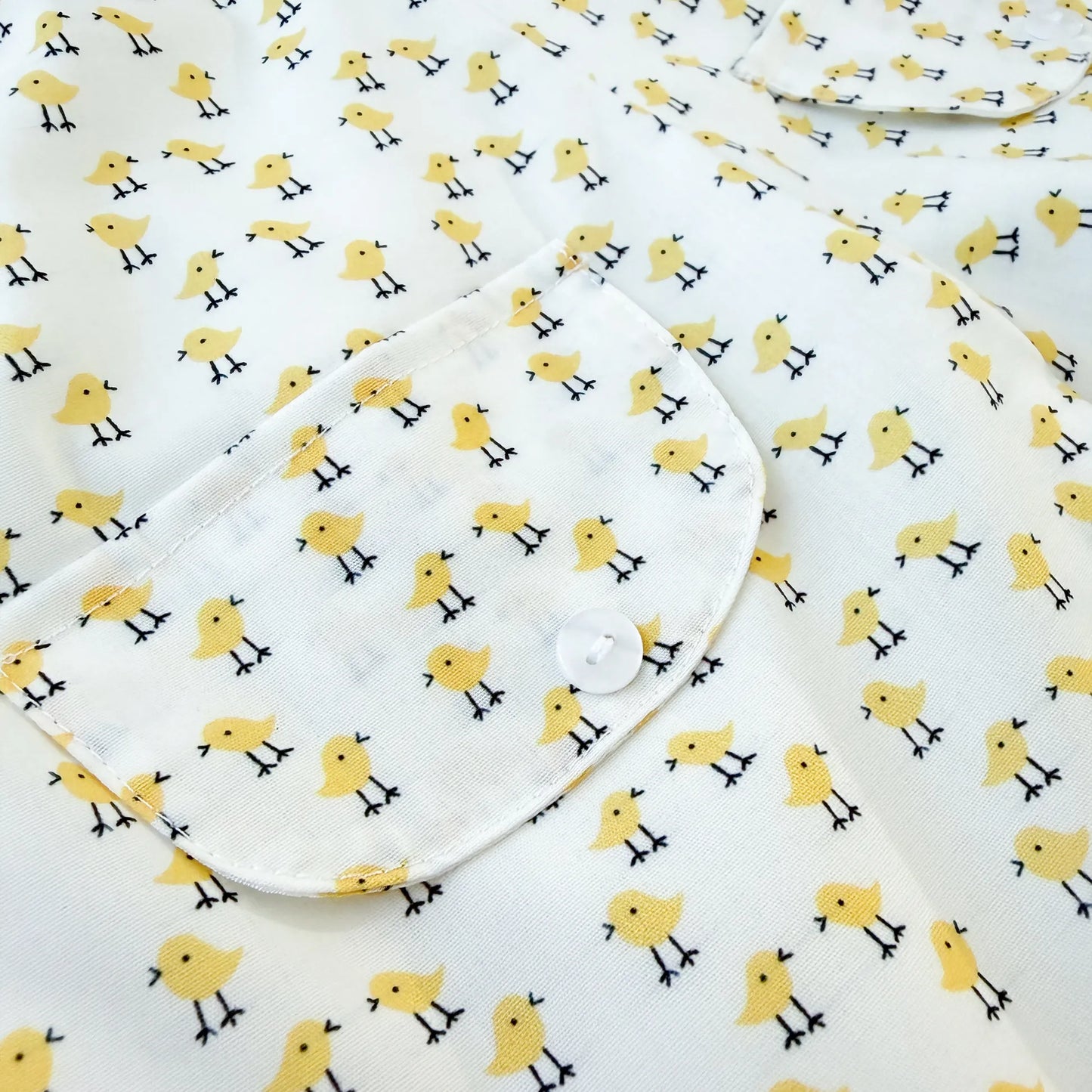 Detalhes de conjunto de menina de jardineira e camisola com padrão de pintainhos amarelo