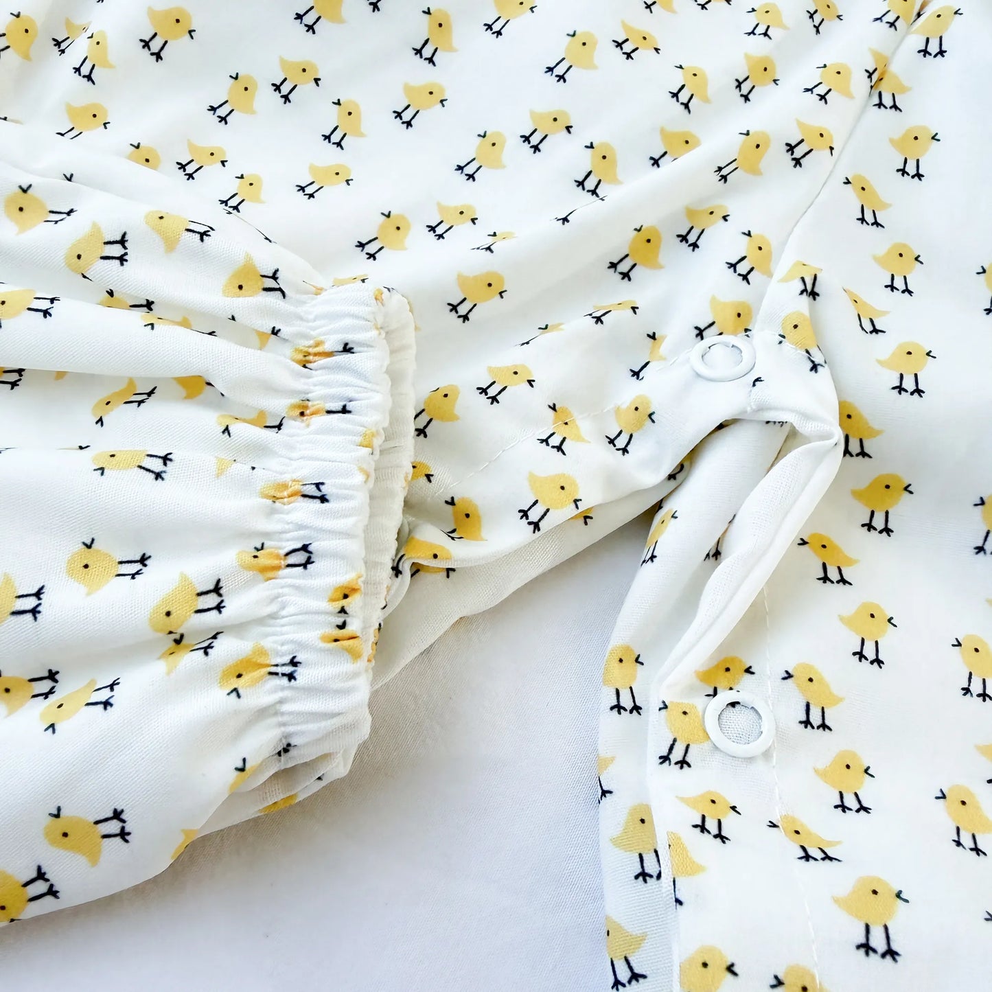 Detalhes de conjunto de menina de jardineira e camisola com padrão de pintainhos amarelo