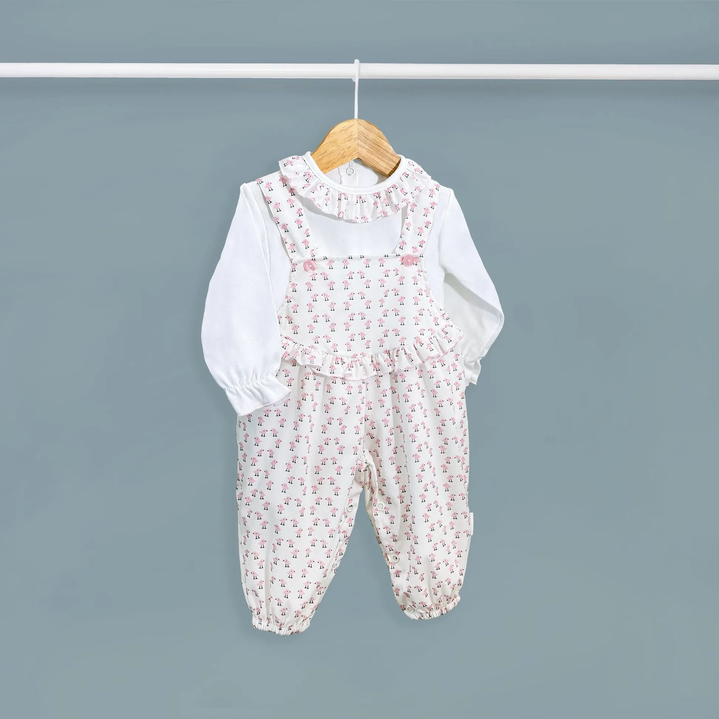 Conjunto de menina de jardineira e camisola com padrão de pintainhos rosa