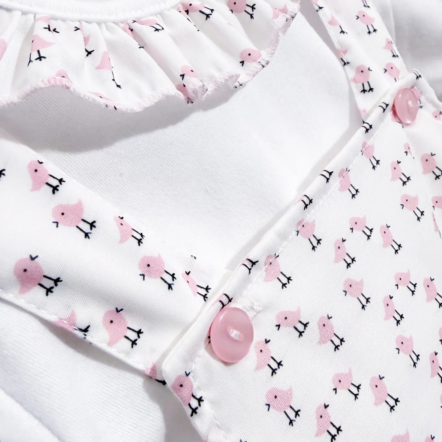 Detalhes de conjunto de menina de jardineira e camisola com padrão de pintainhos rosa