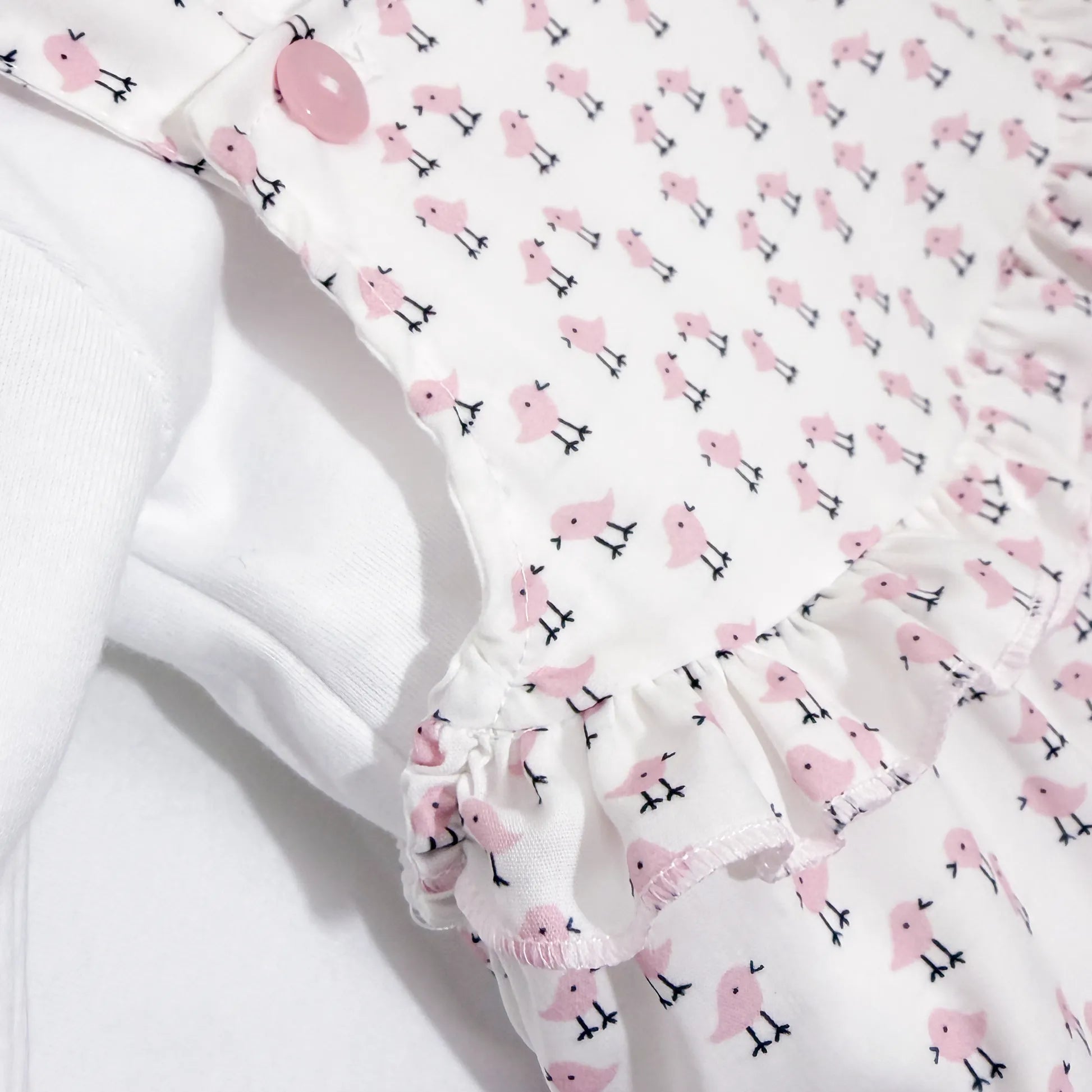 Detalhes de conjunto de menina de jardineira e camisola com padrão de pintainhos rosa