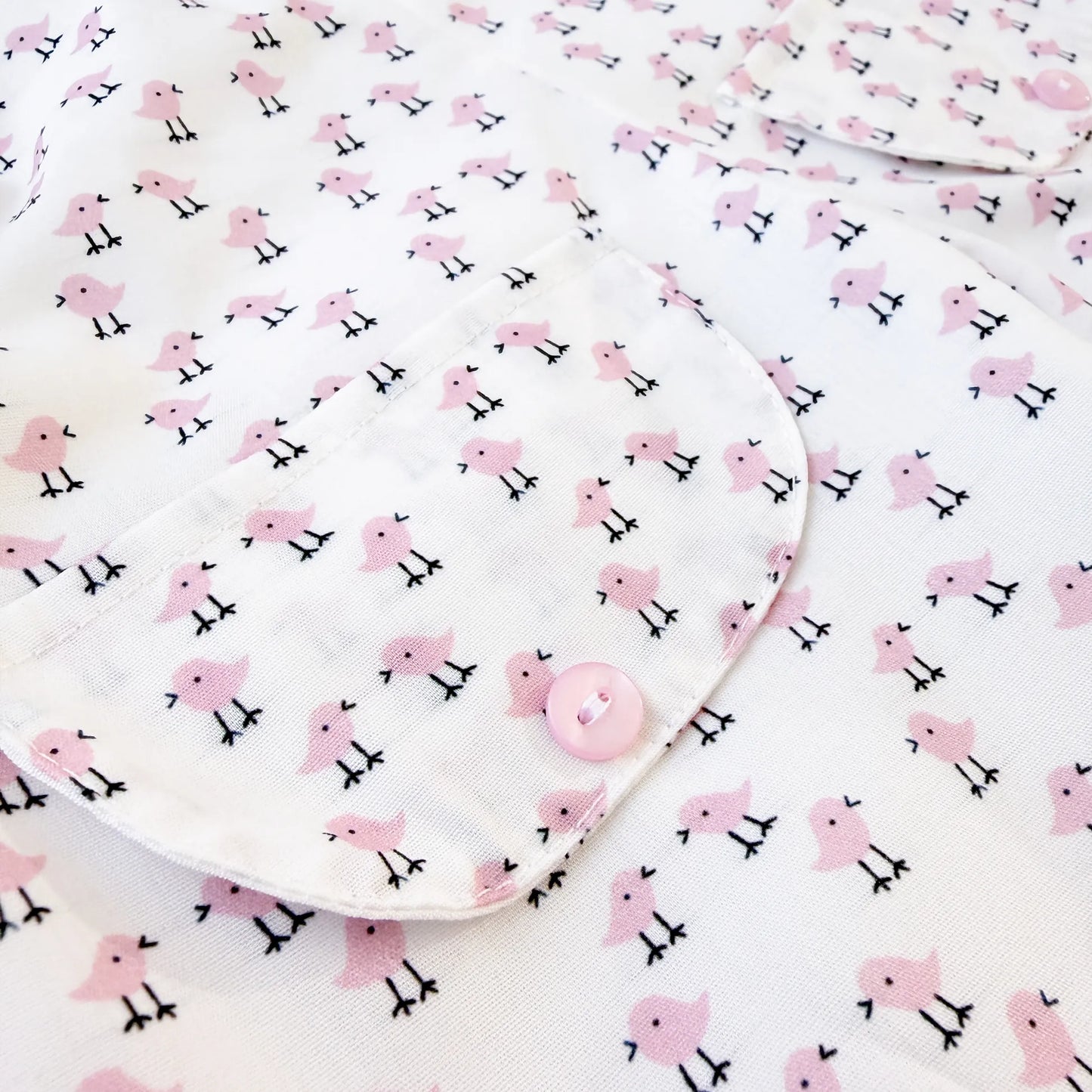 Detalhes de conjunto de menina de jardineira e camisola com padrão de pintainhos rosa