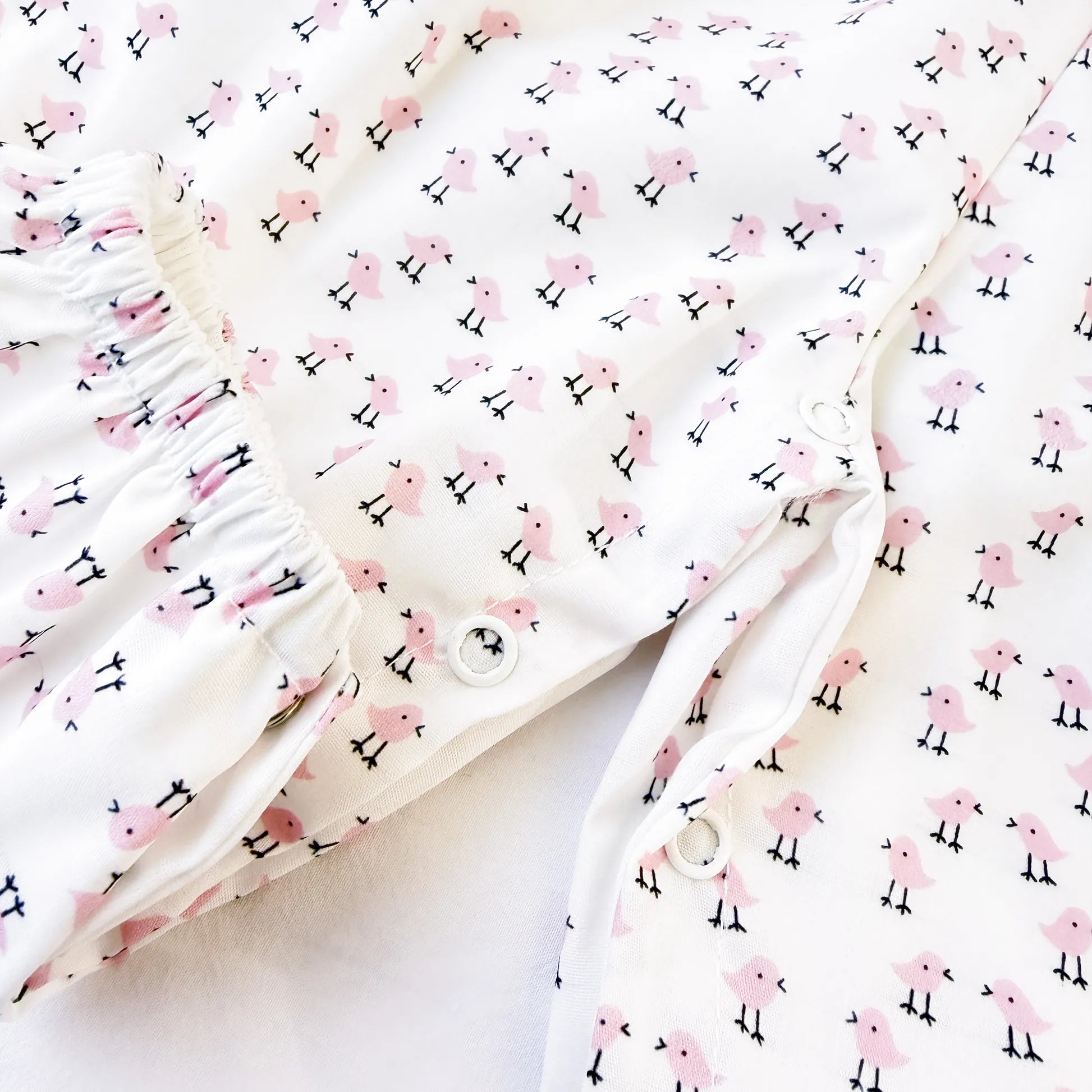 Detalhes de conjunto de menina de jardineira e camisola com padrão de pintainhos rosa