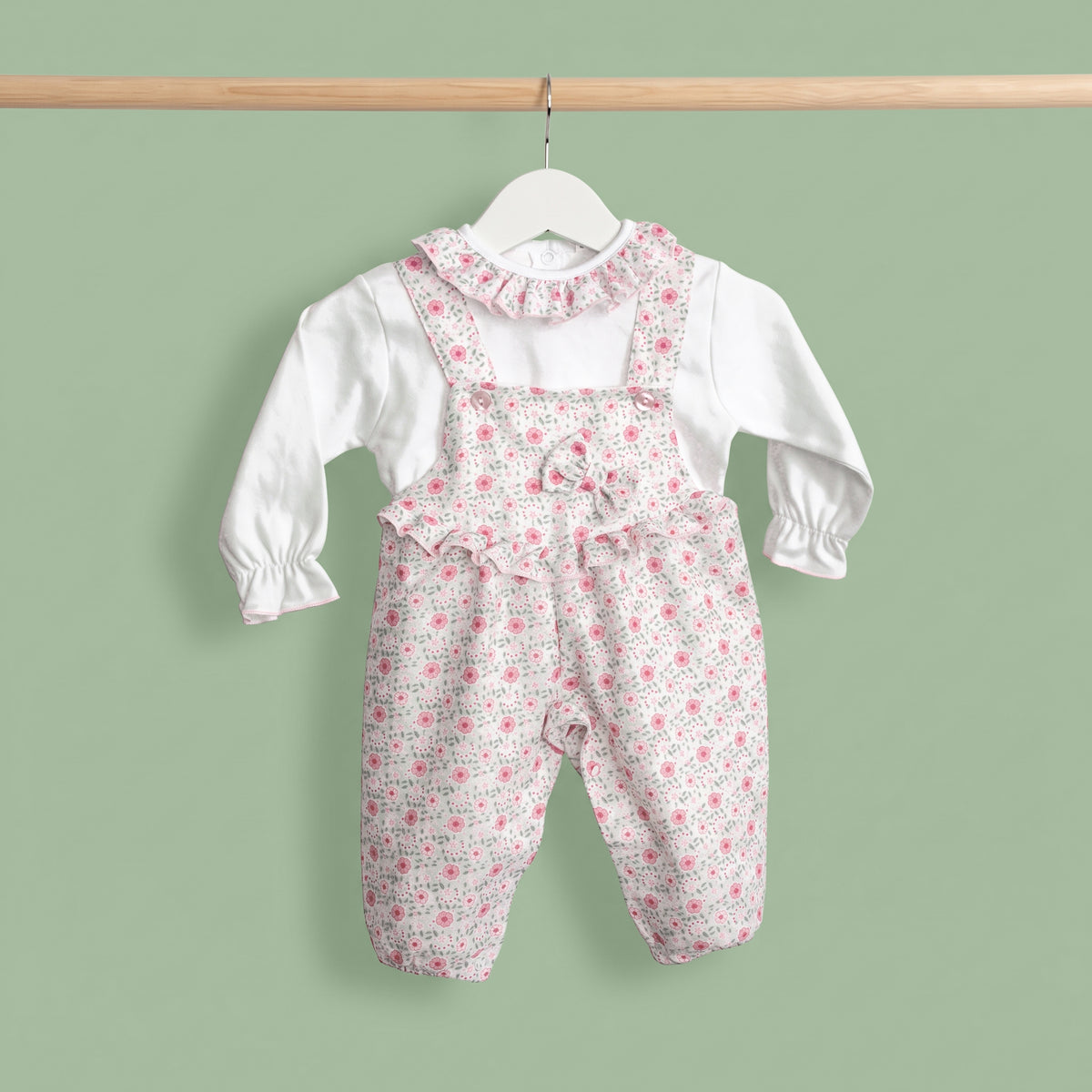 Conjunto de menina de jardineira com folho com padrão florido e camisola cardada rosa
