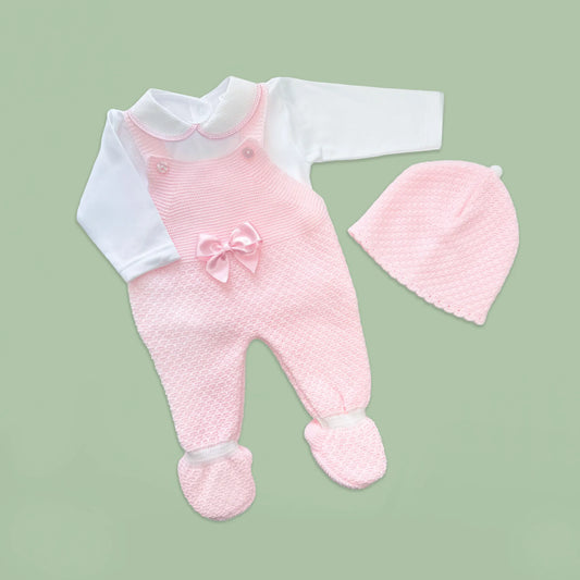 Conjunto de menina de jardineira com laço, camisola e gorro com pompom em tricot rosa