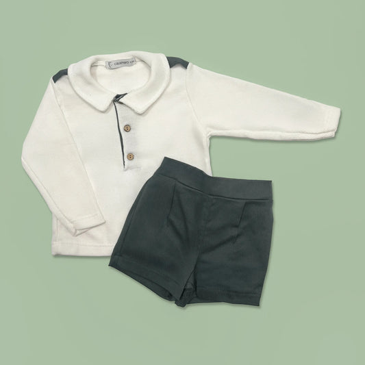 Conjunto de menino de camisola cru com botões e calção de tecido verde