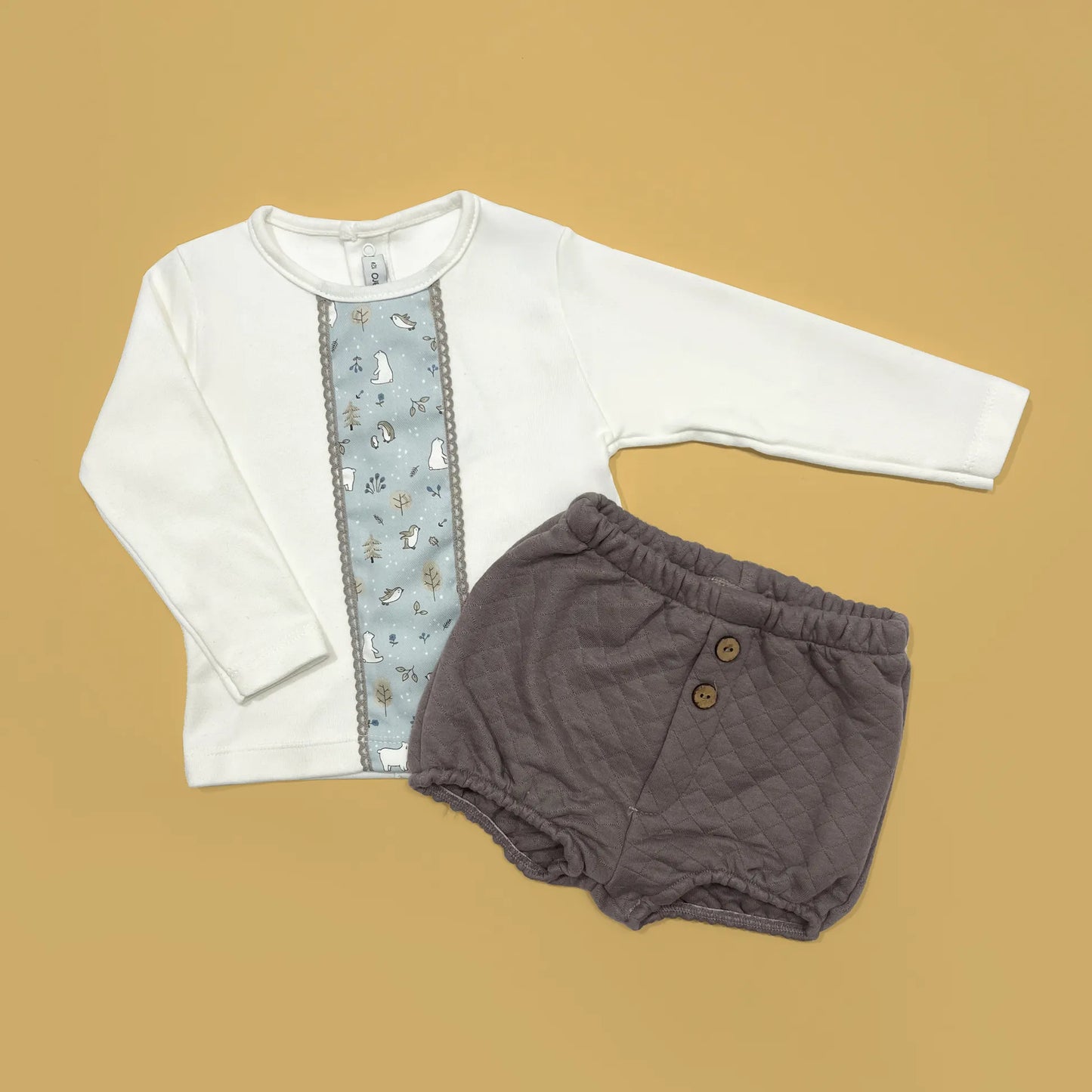 Conjunto de menino de camisola branca com faixa decorativa e tapa-fraldas cinza