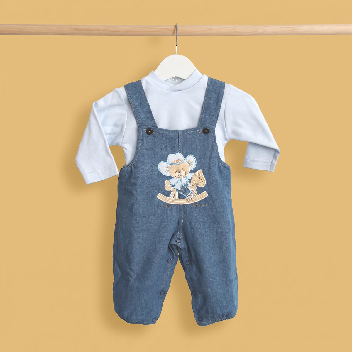 Conjunto de menino de jardineira de ganga com camisola com motivo ursinho cowboy azul