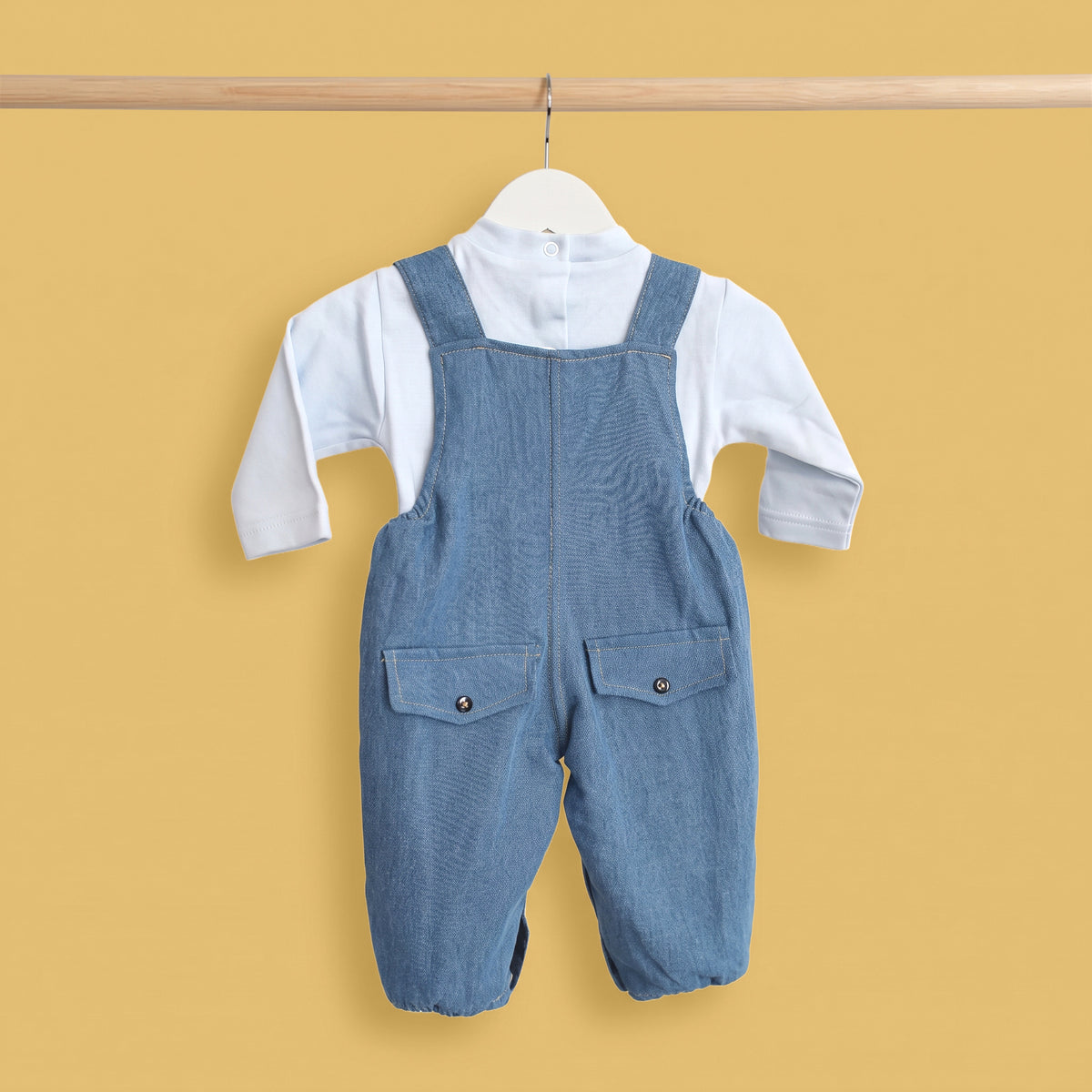 Conjunto de menino de jardineira de ganga com camisola com motivo ursinho cowboy azul