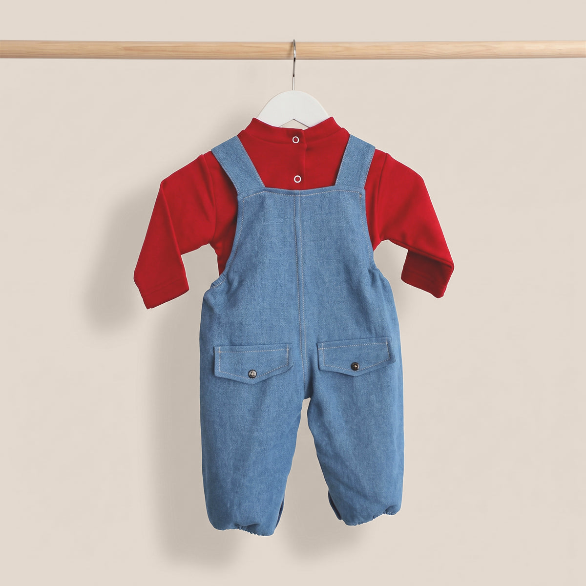 Conjunto de menino de jardineira de ganga com camisola com motivo ursinho cowboy vermelho