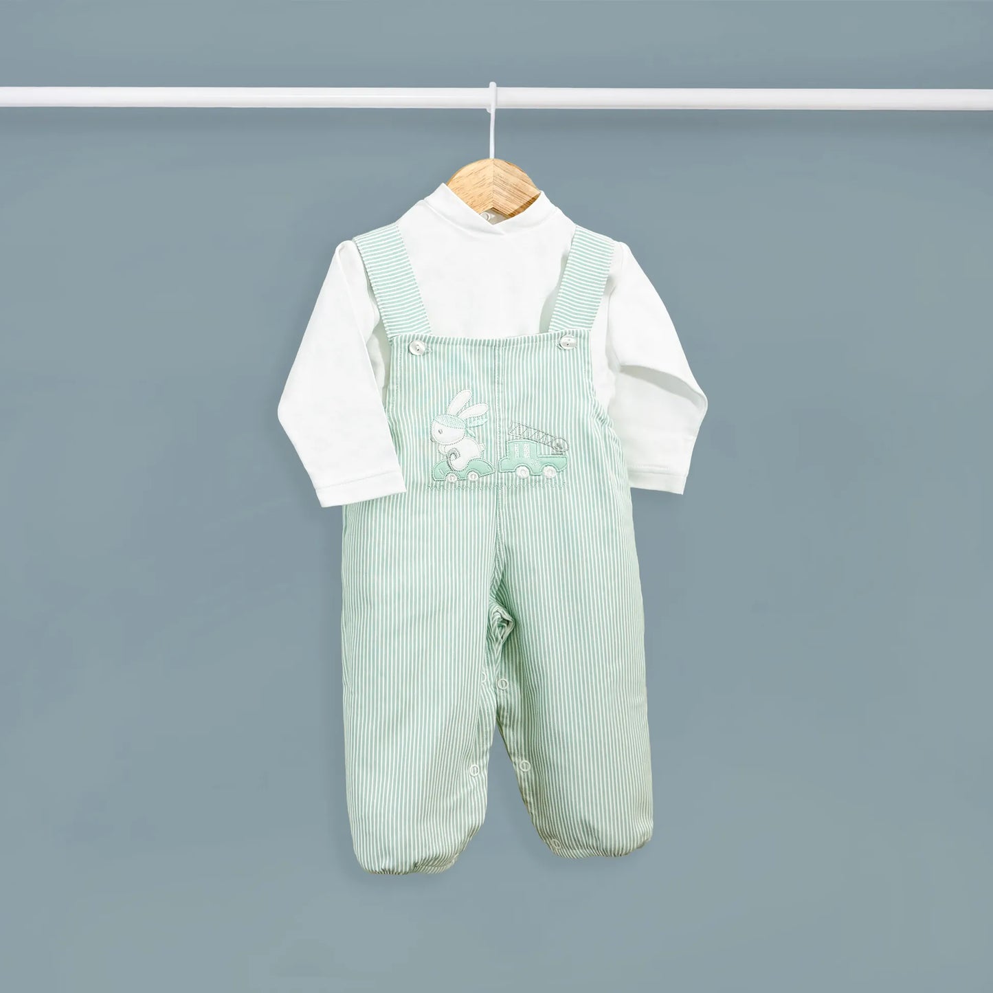 Conjunto de menino de jardineira às riscas com motivo bordado de coelhinho verde