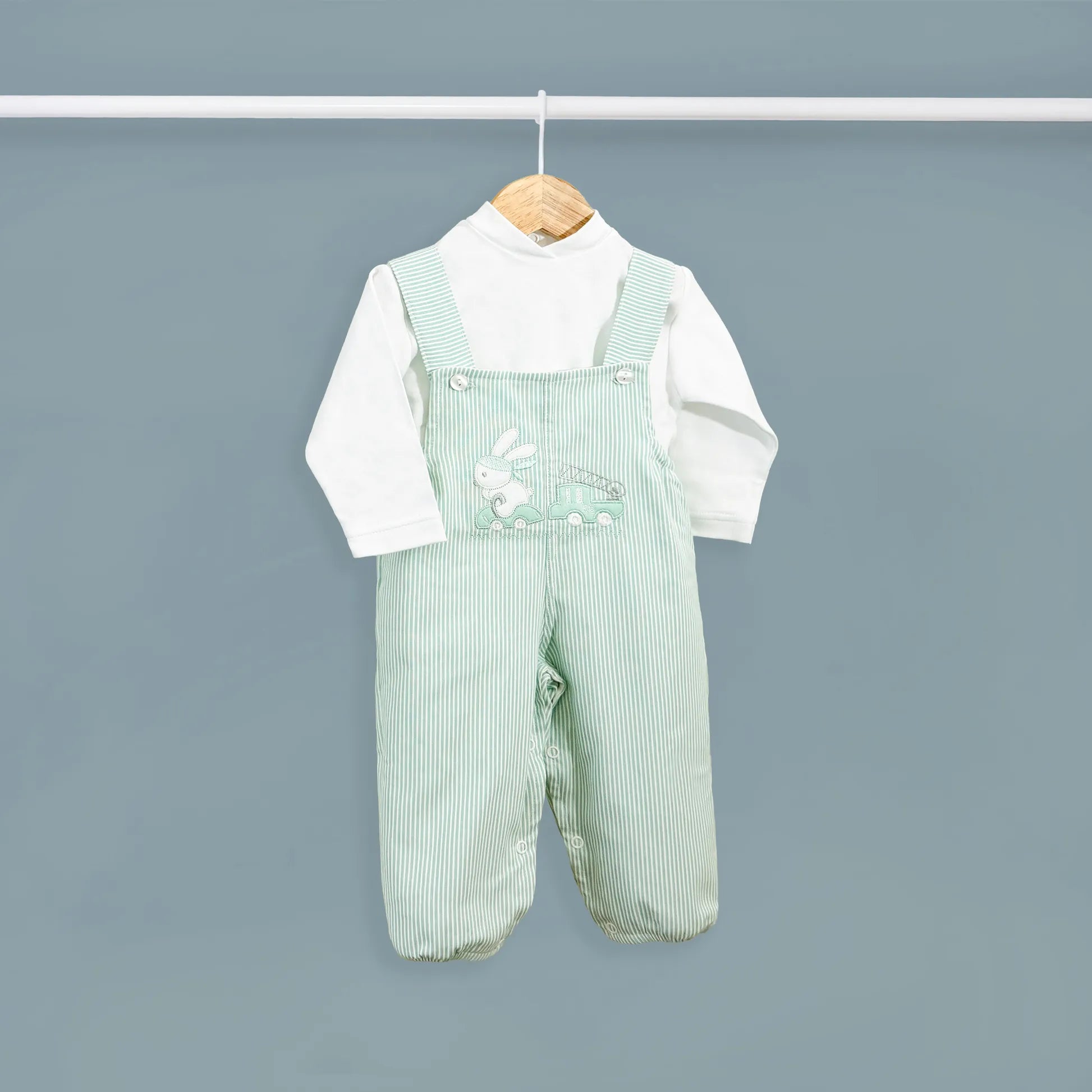 Conjunto de menino de jardineira às riscas com motivo bordado de coelhinho verde