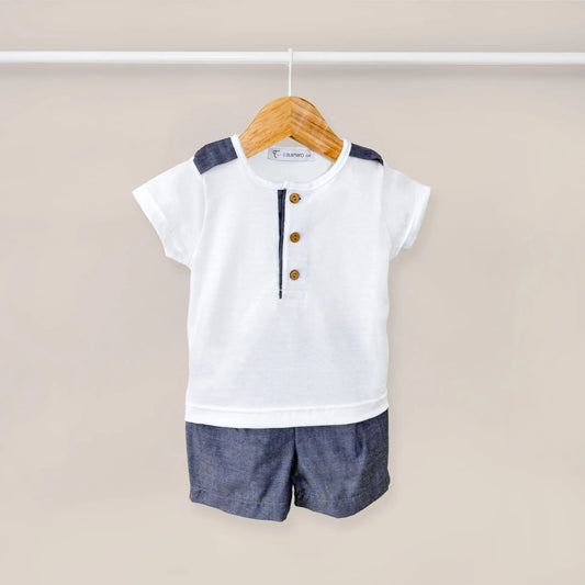 Conjunto de menino de T-shirt com botões e calção de tecido marinho
