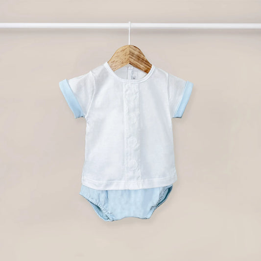 Conjunto de menino de T-shirt com faixa decorativa bordada e tapa-fraldas azul