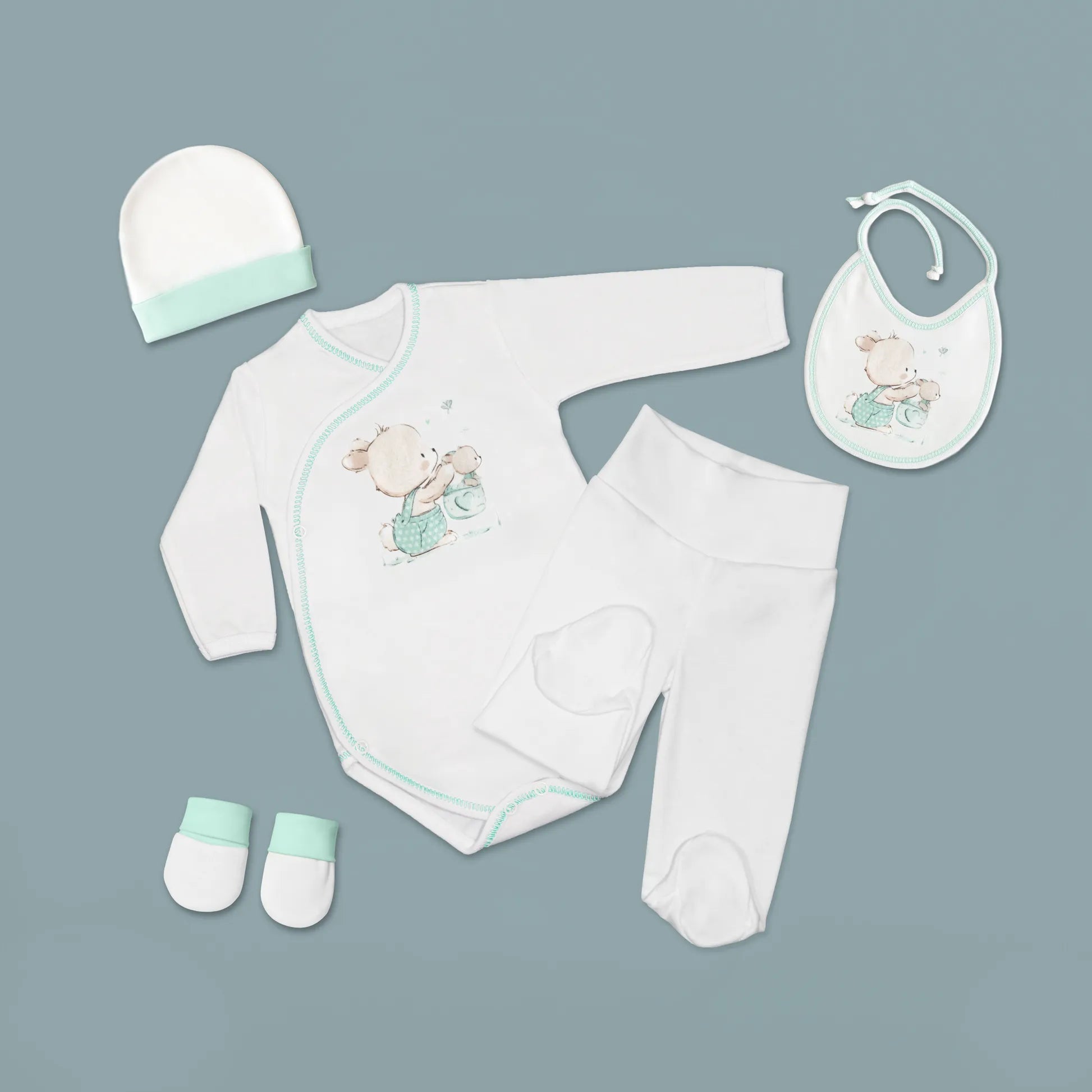 Conjunto de primeira roupinha com motivo coelhinho na cesta verde