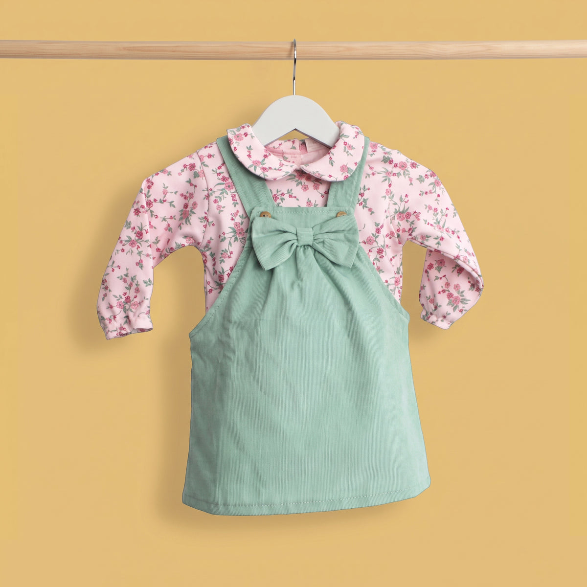 Conjunto de vestido com laço em bombazina e camisola florida verde