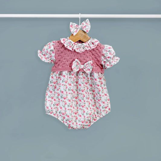 Fofo de menina de padrão florido com folho na gola e laço na frente