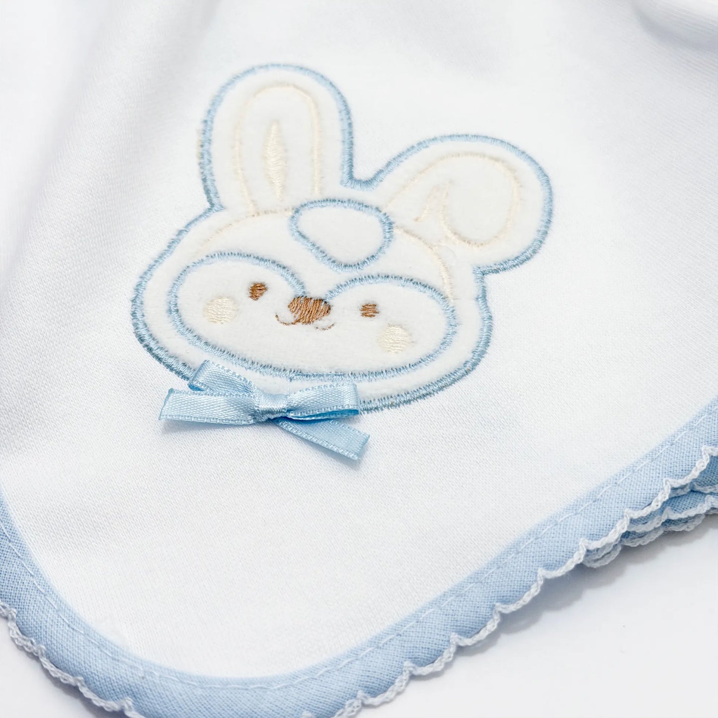 Pormenor de fralda com motivo coelho em relevo azul