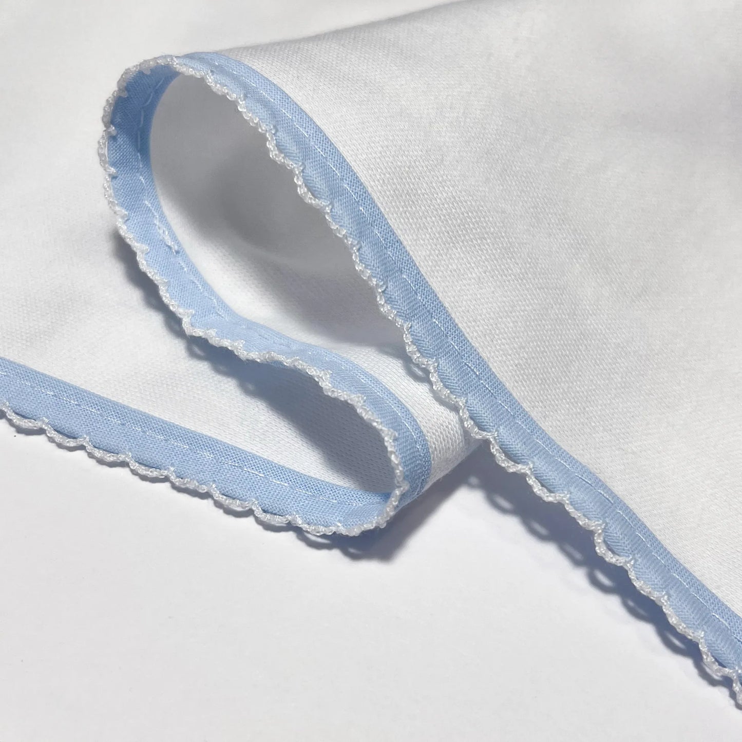 Pormenor de fralda com motivo coelho em relevo azul