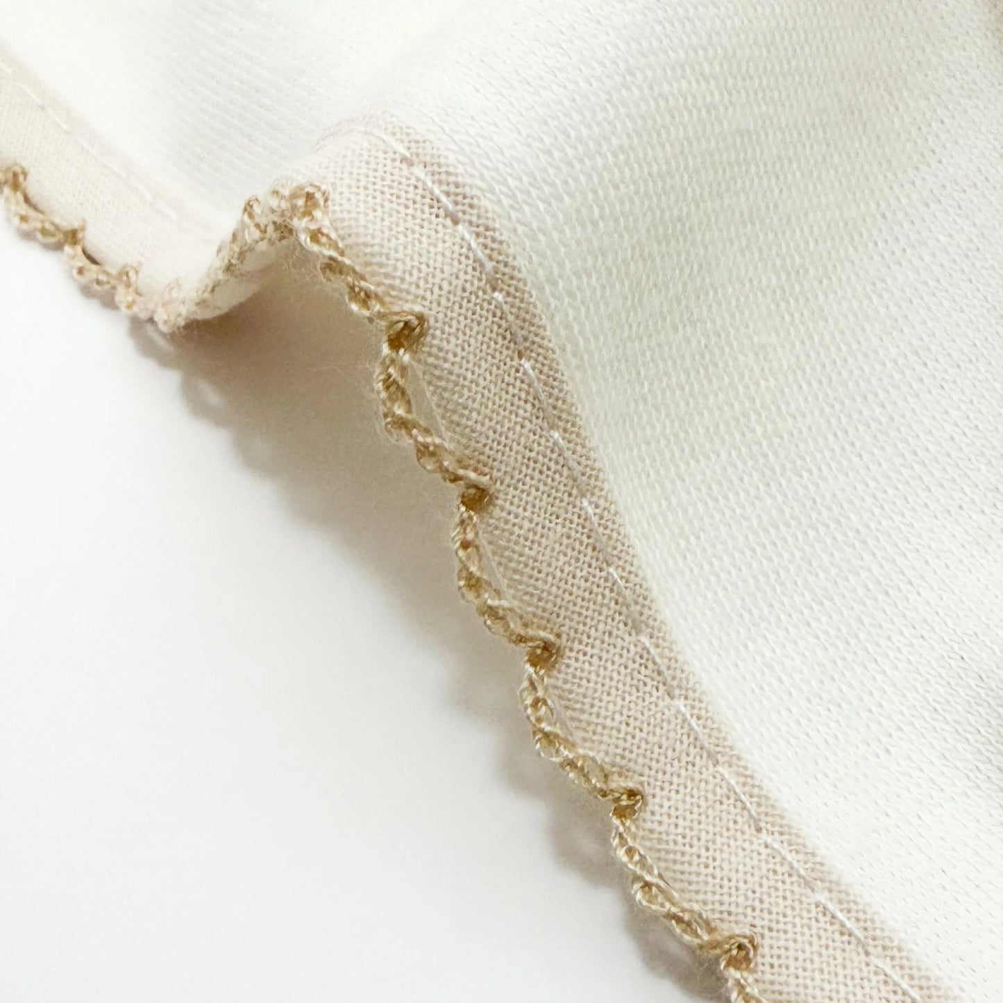 Pormenor de fralda com motivo coelho em relevo pérola