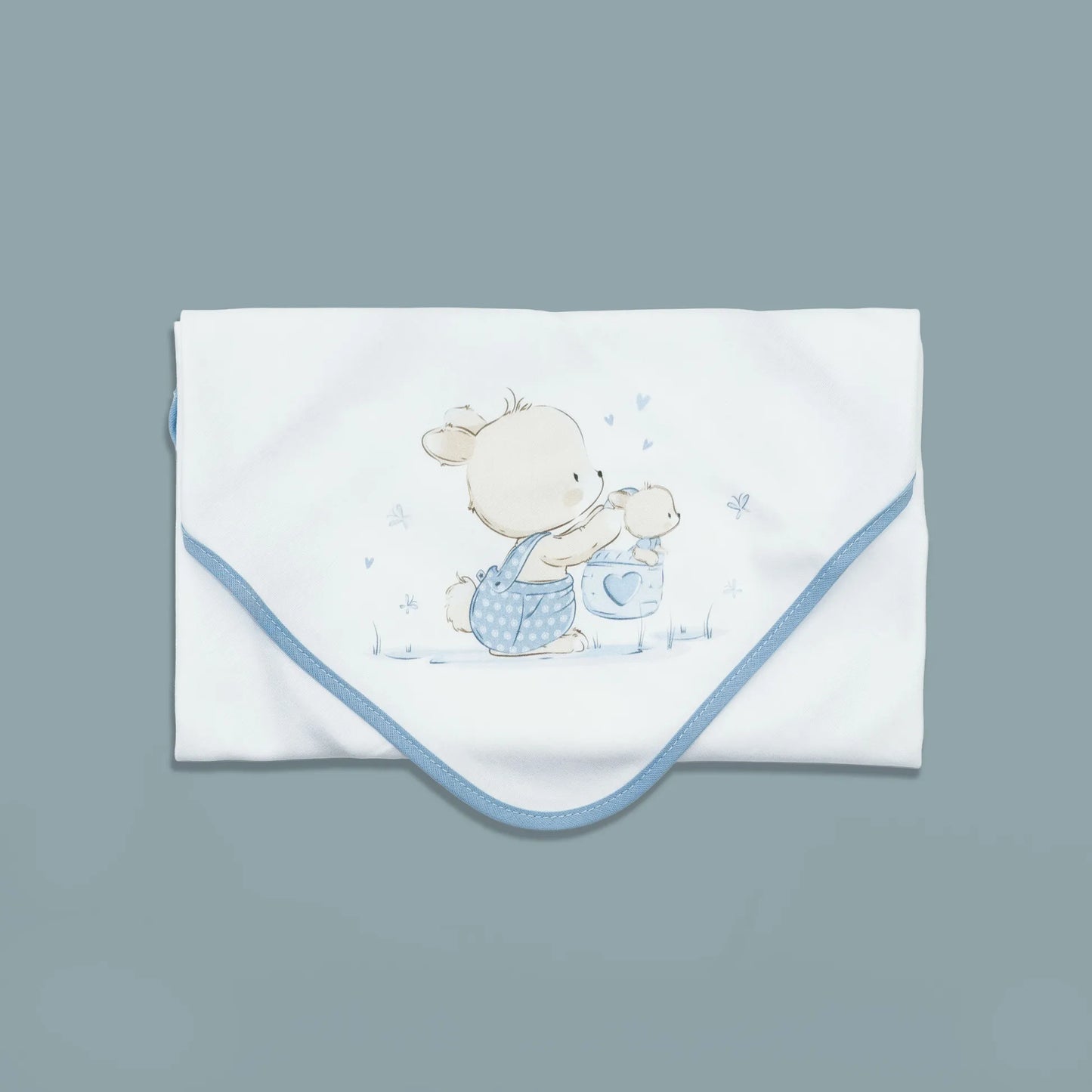 Fralda com motivo coelhinho na cesta azul