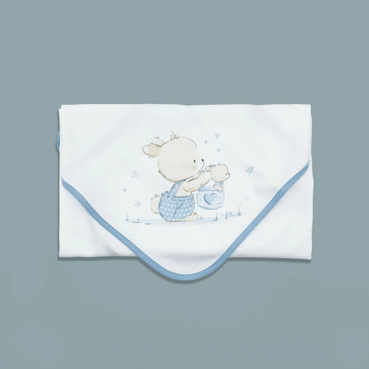 Fralda com motivo coelhinho na cesta azul