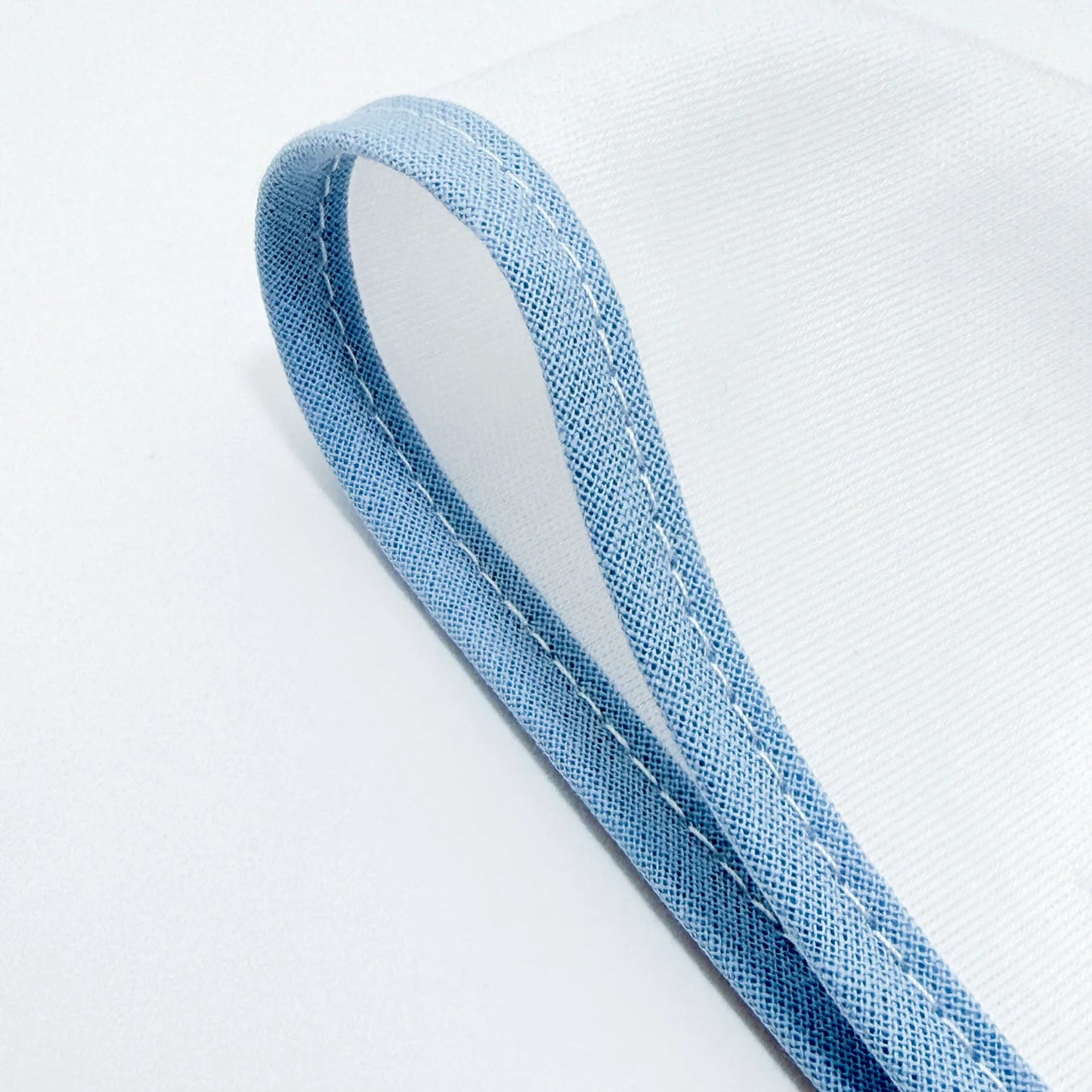 Pormenor de fralda com motivo coelhinho na cesta azul