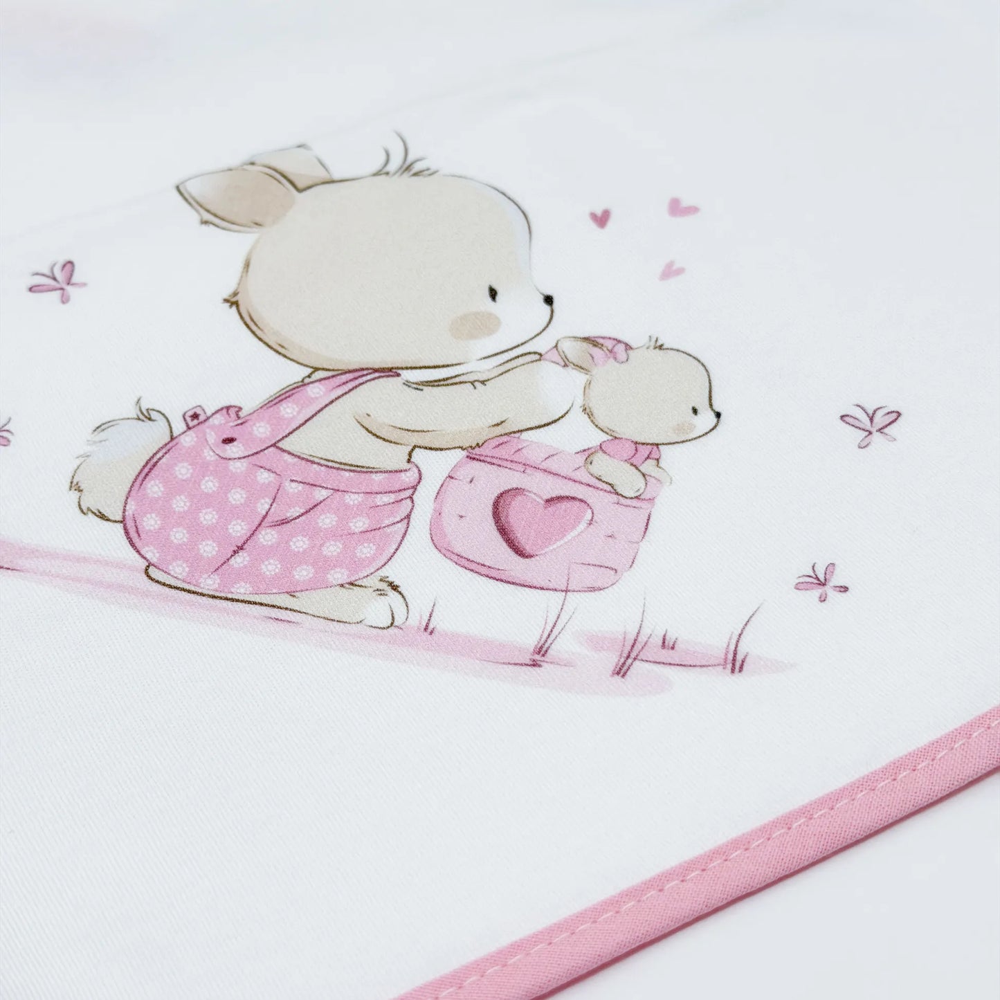 Pormenor de fralda com motivo coelhinho na cesta rosa