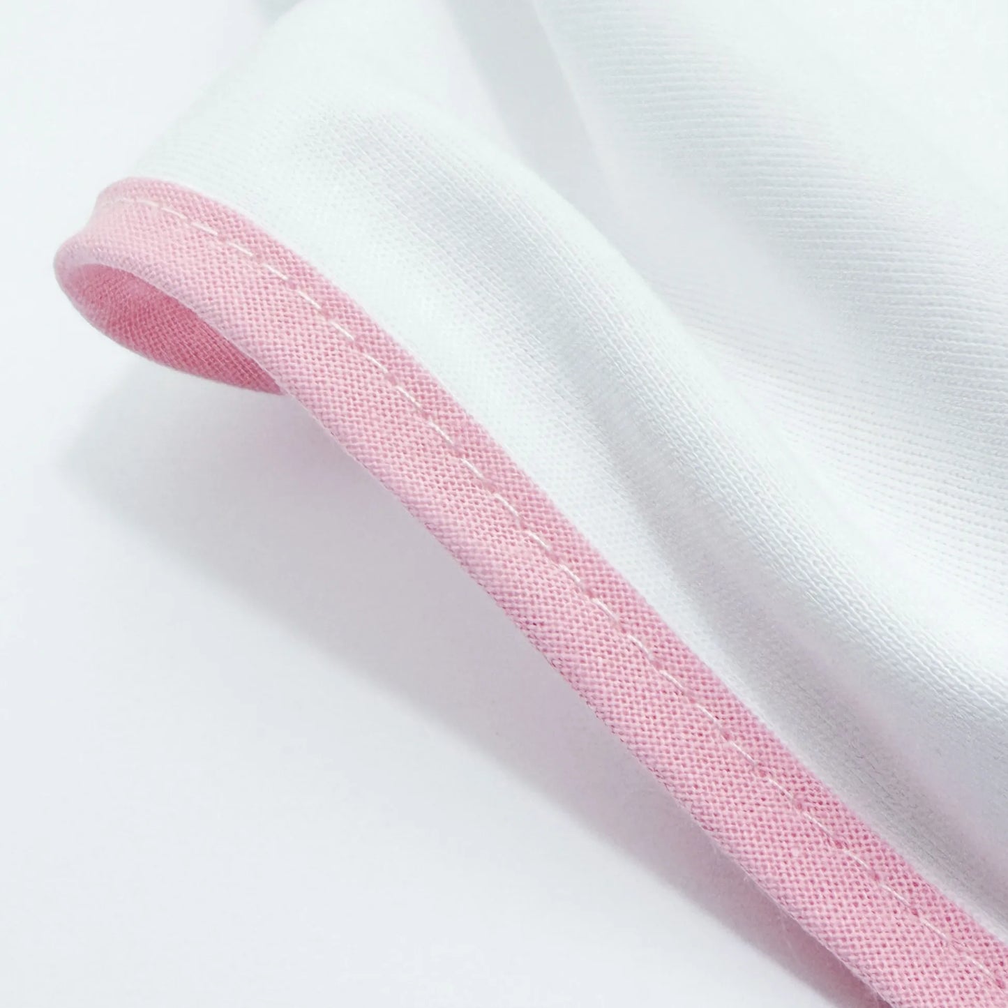 Pormenor de fralda com motivo coelhinho na cesta rosa