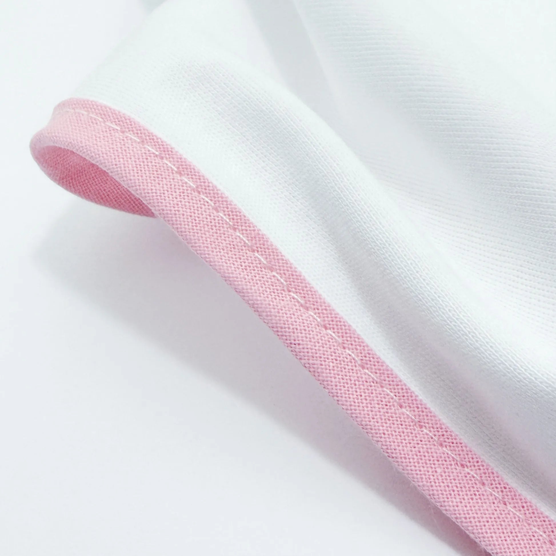 Pormenor de fralda com motivo coelhinho na cesta rosa