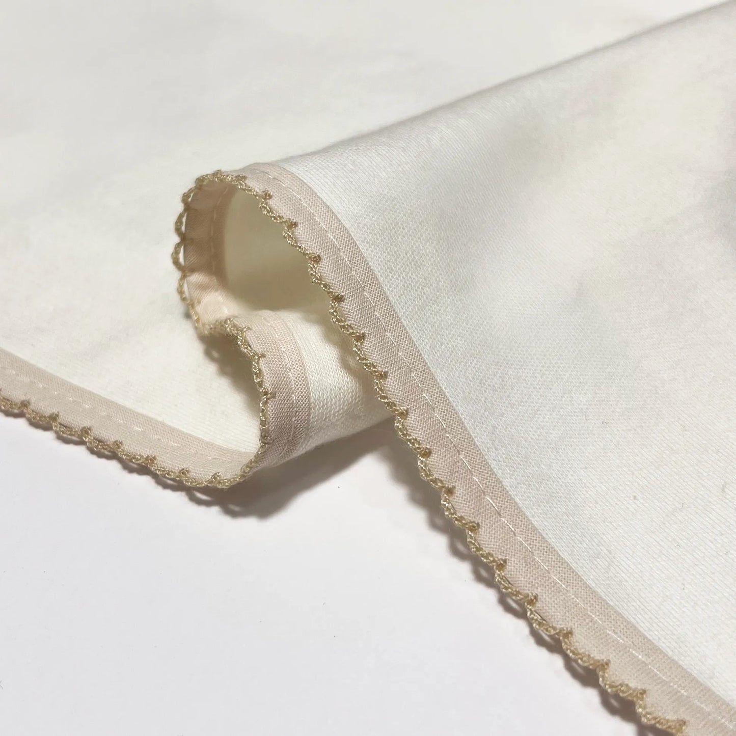Pormenor de fralda com motivo coelhos tricot com lacinho pérola