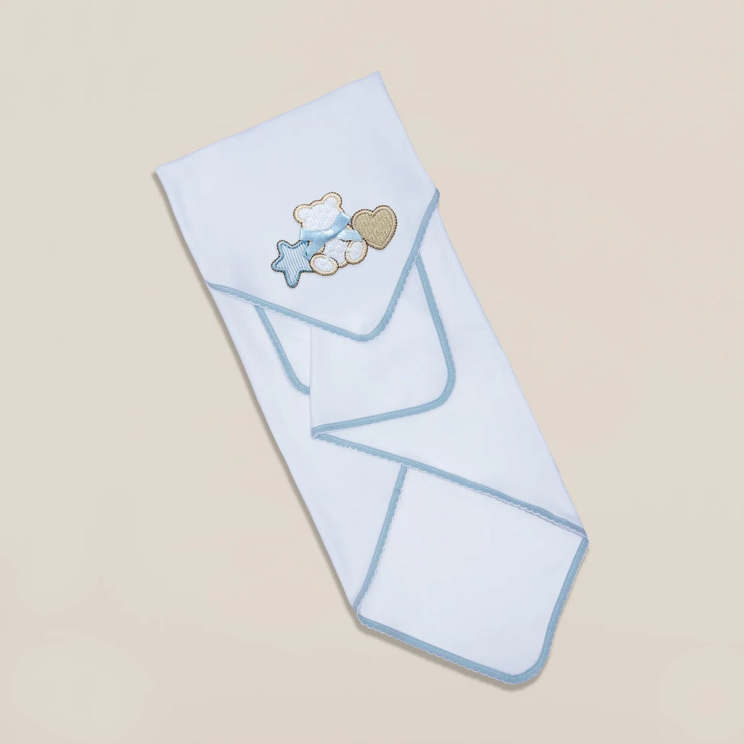 Fralda com motivo ursinho entre estrela e coração azul