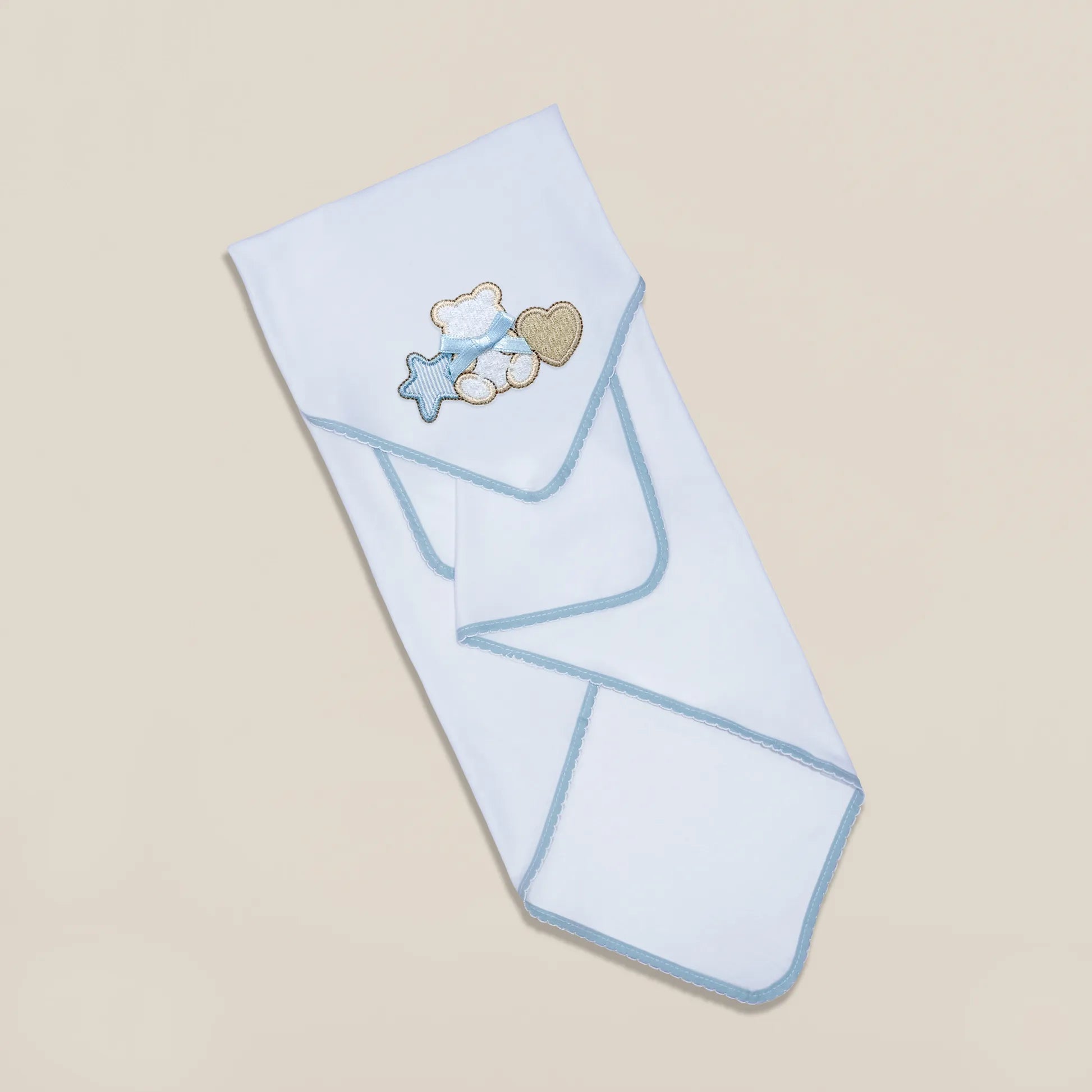 Fralda com motivo ursinho entre estrela e coração azul