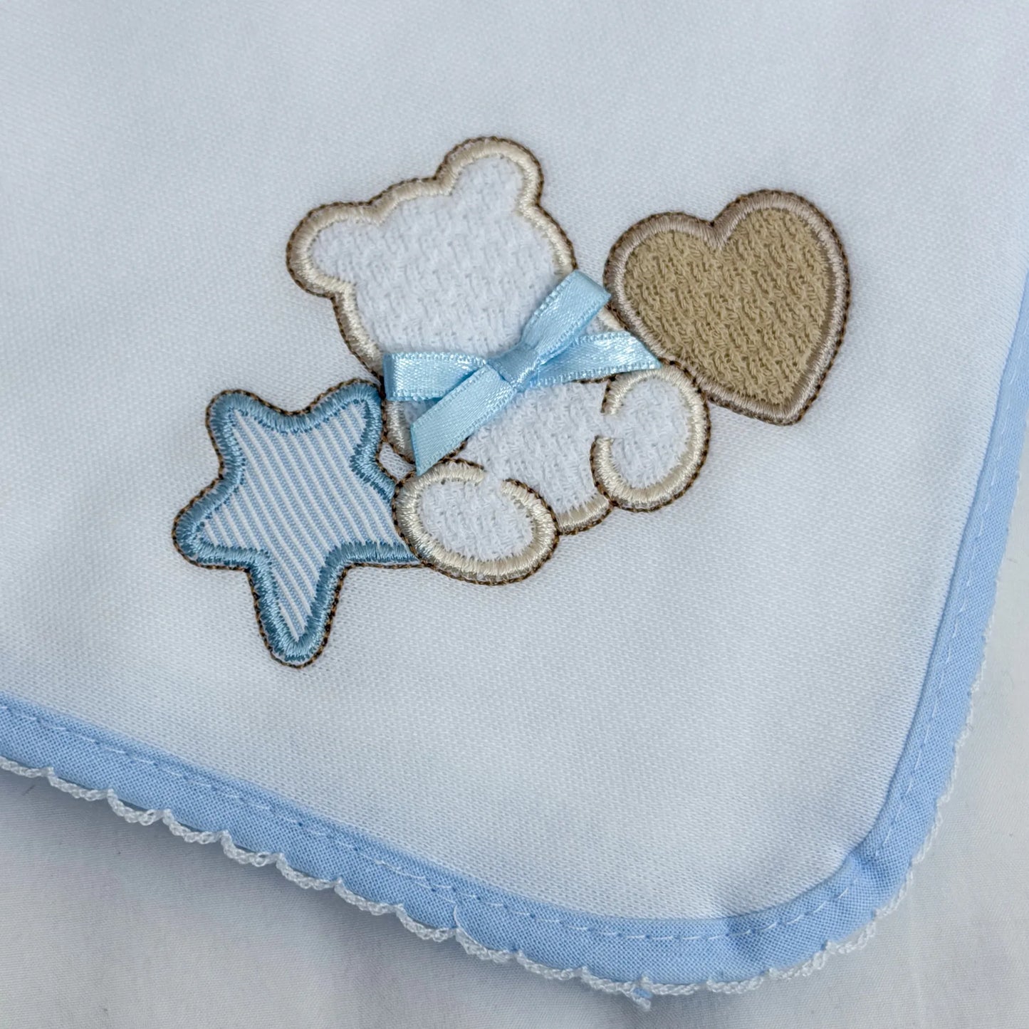 Pormenor de fralda com motivo ursinho entre estrela e coração azul
