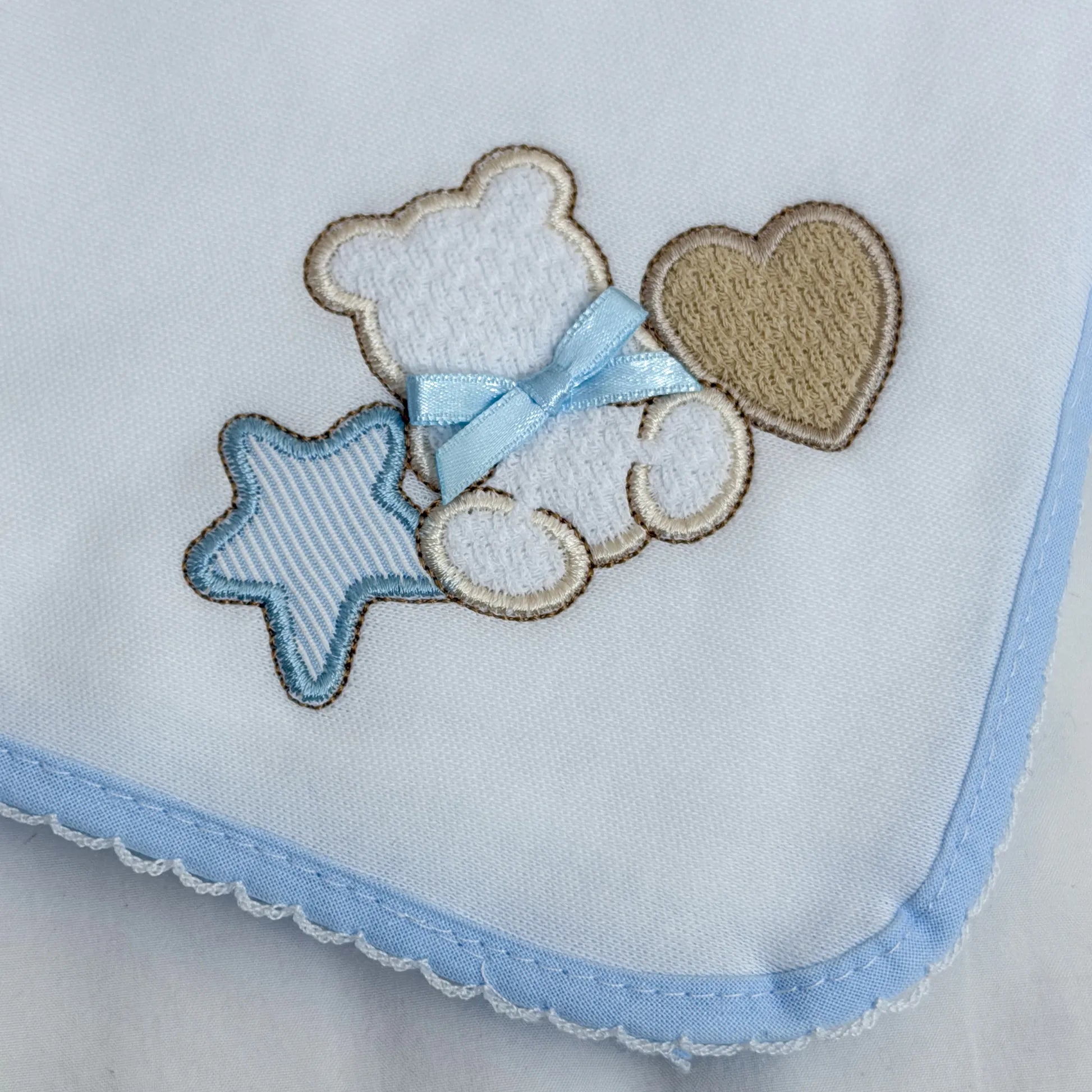 Pormenor de fralda com motivo ursinho entre estrela e coração azul