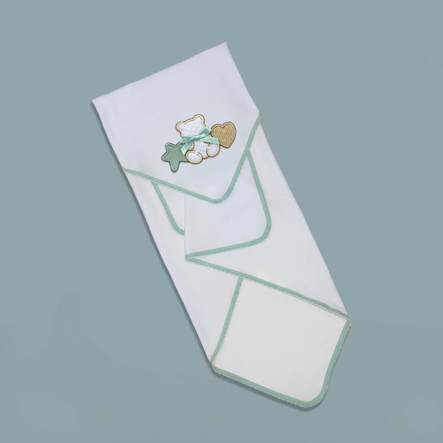 Fralda com motivo ursinho entre estrela e coração verde