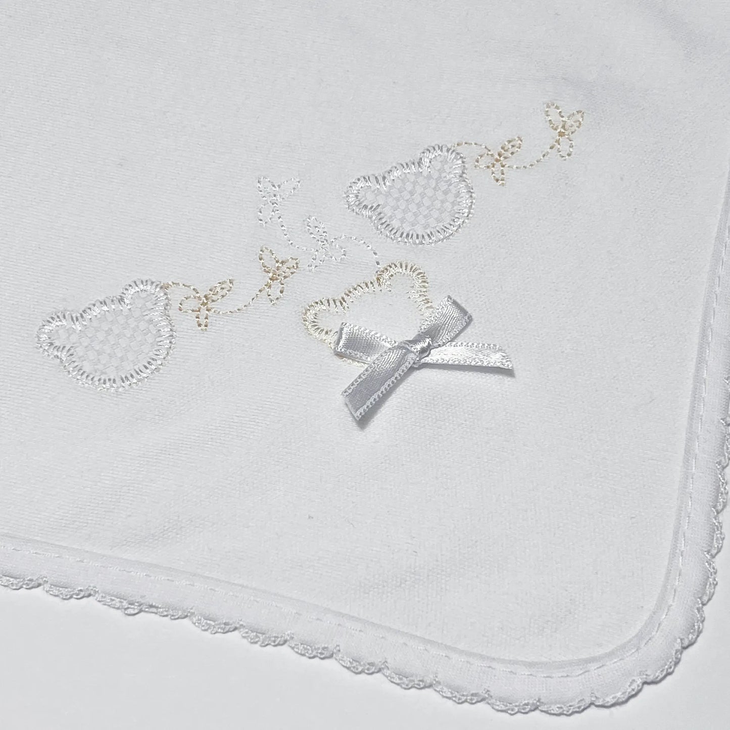 Pormenor de fralda com motivo ursinhos com pintas branco