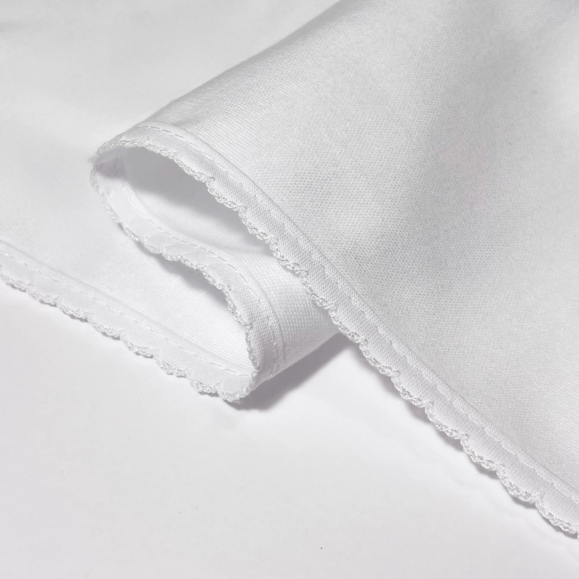 Pormenor de fralda com motivo ursinhos com pintas branco