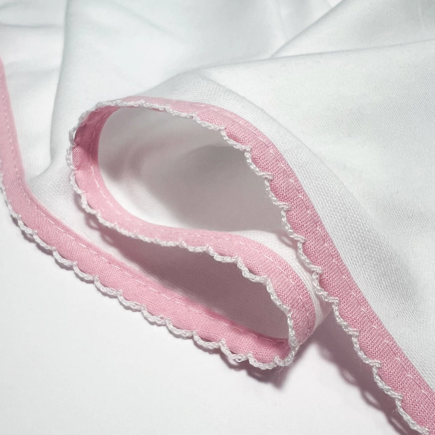 Pormenor de fralda com motivo ursinhos com pintas rosa