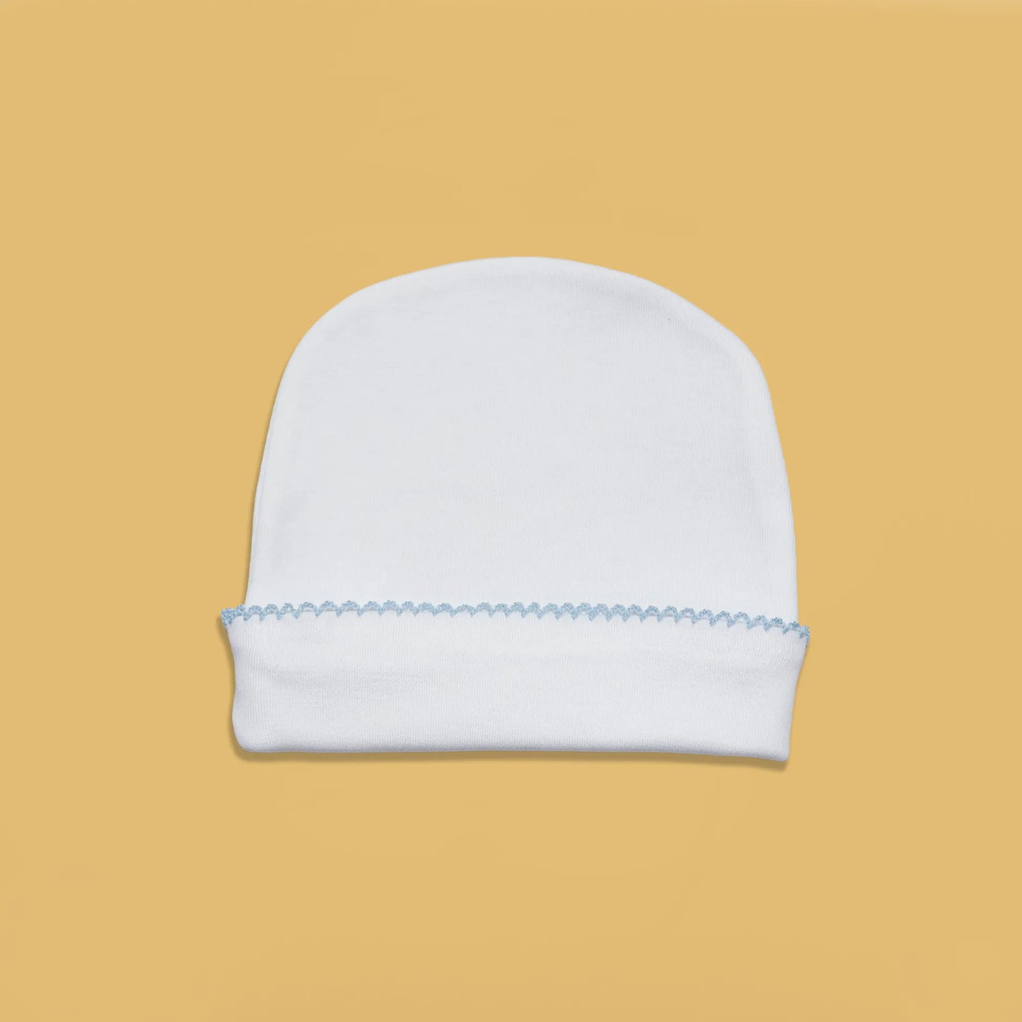 Gorro branco com picueta colorida na dobra azul